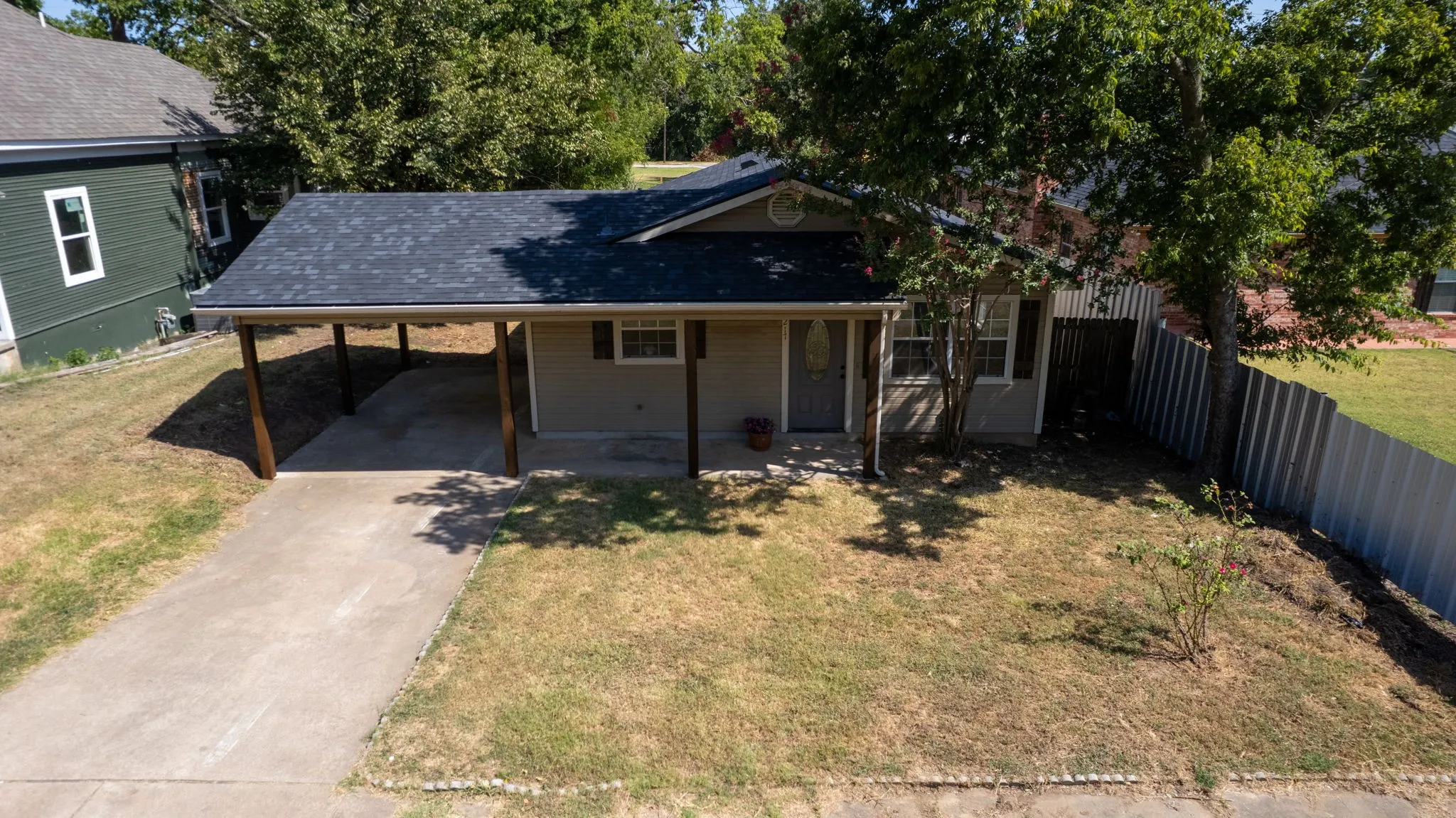 Single Family Residence For Sale in Grayson County , 217 E Hull Street, Denison, Texas 75021, 2 Bedroom, 1 Bathroom, Garage spaces, 884 Sqft, built in 1995, mls#21359569, Real Estate Agent in Denison, Homes For Sale in Grayson county, Homes For Sale in Denison, Realtor in Denison Texas, Real Estate Brokerage Independent Realty Texas, Luminita Cordes Realtor