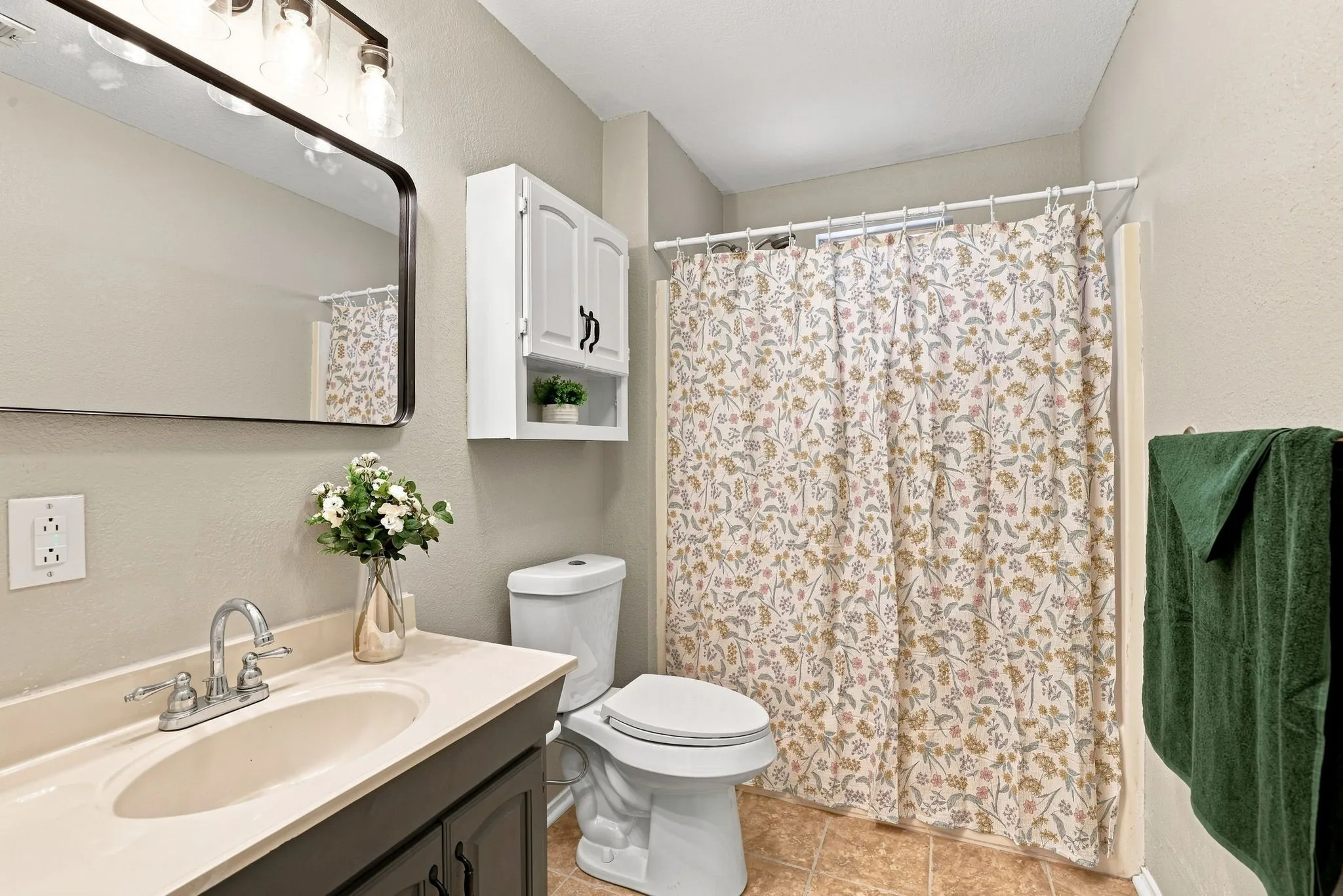 Single Family Residence For Sale in Grayson County , 217 E Hull Street, Denison, Texas 75021, 2 Bedroom, 1 Bathroom, Garage spaces, 884 Sqft, built in 1995, mls#21359569, Real Estate Agent in Denison, Homes For Sale in Grayson county, Homes For Sale in Denison, Realtor in Denison Texas, Real Estate Brokerage Independent Realty Texas, Luminita Cordes Realtor