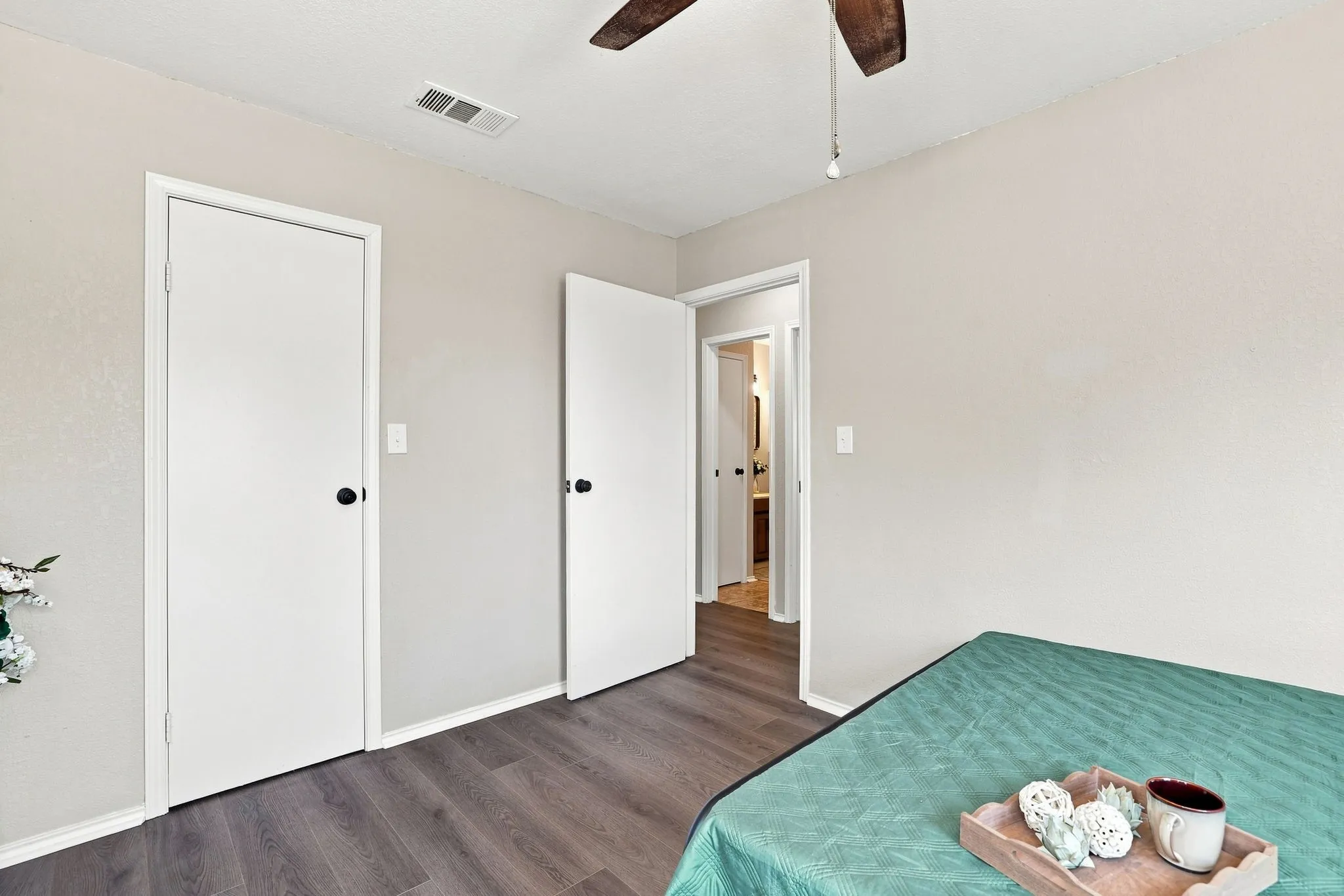 Single Family Residence For Sale in Grayson County , 217 E Hull Street, Denison, Texas 75021, 2 Bedroom, 1 Bathroom, Garage spaces, 884 Sqft, built in 1995, mls#21359569, Real Estate Agent in Denison, Homes For Sale in Grayson county, Homes For Sale in Denison, Realtor in Denison Texas, Real Estate Brokerage Independent Realty Texas, Luminita Cordes Realtor