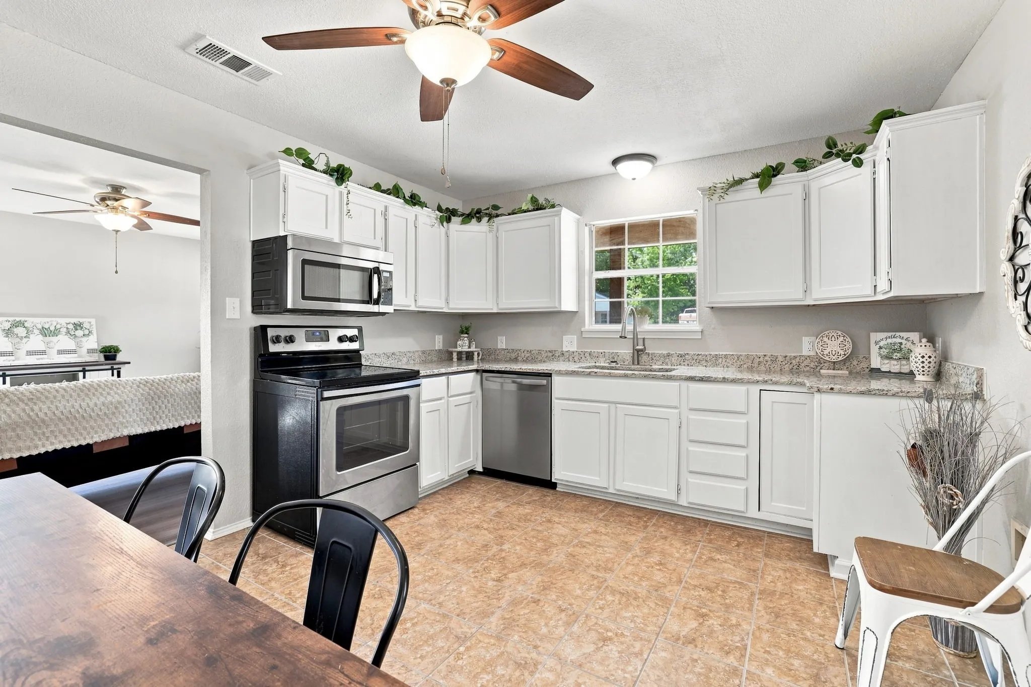 Single Family Residence For Sale in Grayson County , 217 E Hull Street, Denison, Texas 75021, 2 Bedroom, 1 Bathroom, Garage spaces, 884 Sqft, built in 1995, mls#21359569, Real Estate Agent in Denison, Homes For Sale in Grayson county, Homes For Sale in Denison, Realtor in Denison Texas, Real Estate Brokerage Independent Realty Texas, Luminita Cordes Realtor