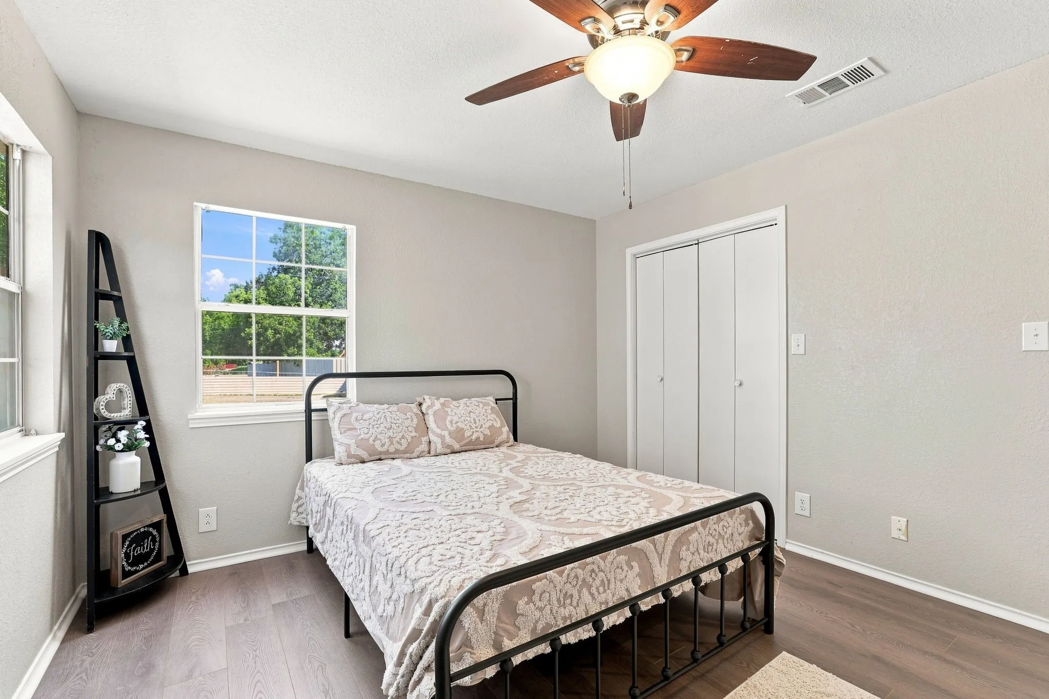 Single Family Residence For Sale in Grayson County , 217 E Hull Street, Denison, Texas 75021, 2 Bedroom, 1 Bathroom, Garage spaces, 884 Sqft, built in 1995, mls#21359569, Real Estate Agent in Denison, Homes For Sale in Grayson county, Homes For Sale in Denison, Realtor in Denison Texas, Real Estate Brokerage Independent Realty Texas, Luminita Cordes Realtor