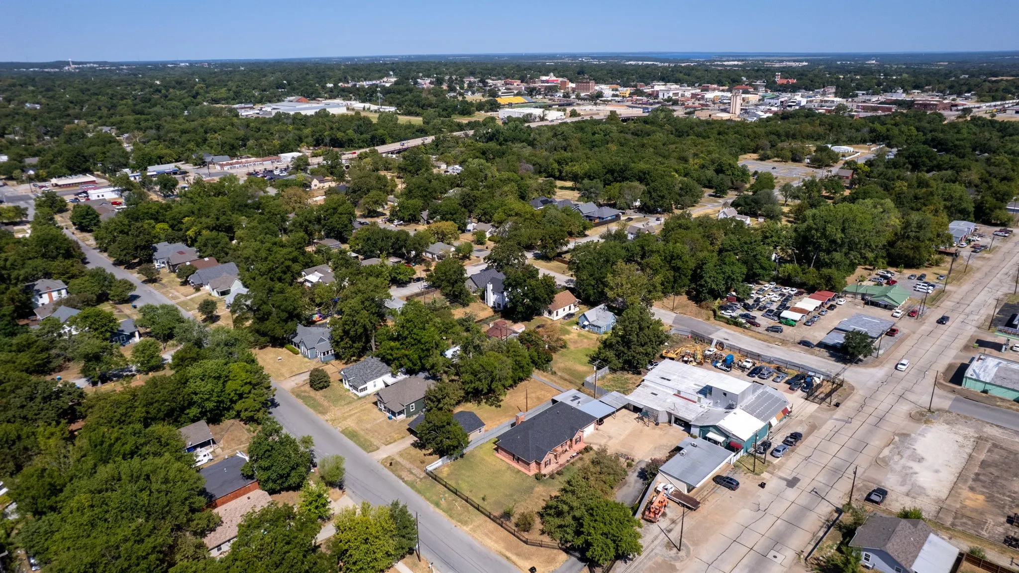 Single Family Residence For Sale in Grayson County , 217 E Hull Street, Denison, Texas 75021, 2 Bedroom, 1 Bathroom, Garage spaces, 884 Sqft, built in 1995, mls#21359569, Real Estate Agent in Denison, Homes For Sale in Grayson county, Homes For Sale in Denison, Realtor in Denison Texas, Real Estate Brokerage Independent Realty Texas, Luminita Cordes Realtor