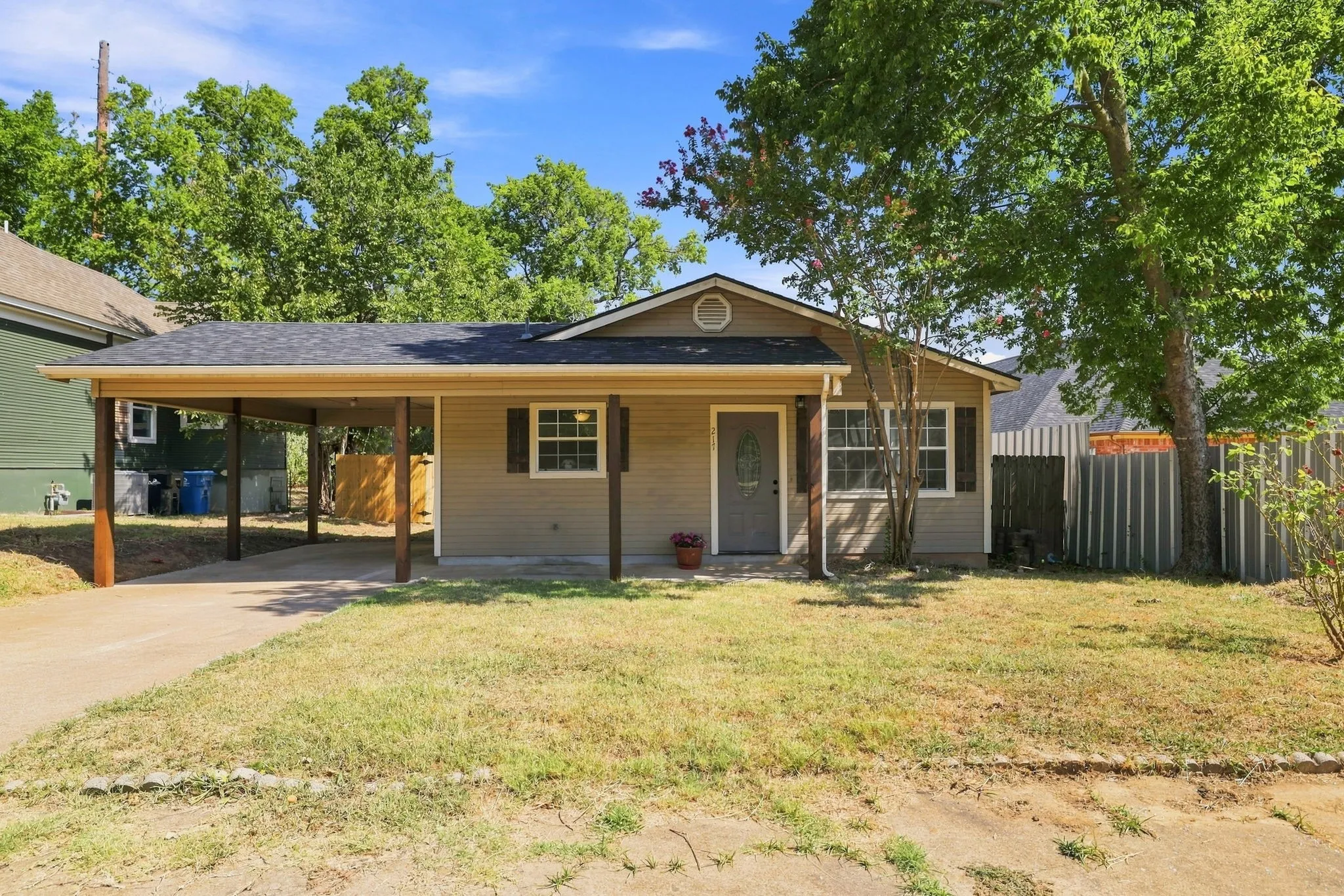 Single Family Residence For Sale in Grayson County , 217 E Hull Street, Denison, Texas 75021, 2 Bedroom, 1 Bathroom, Garage spaces, 884 Sqft, built in 1995, mls#21359569, Real Estate Agent in Denison, Homes For Sale in Grayson county, Homes For Sale in Denison, Realtor in Denison Texas, Real Estate Brokerage Independent Realty Texas, Luminita Cordes Realtor