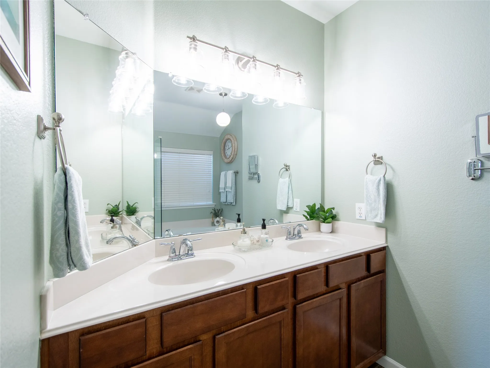Dual vanity with integrated sinks and chrome faucets