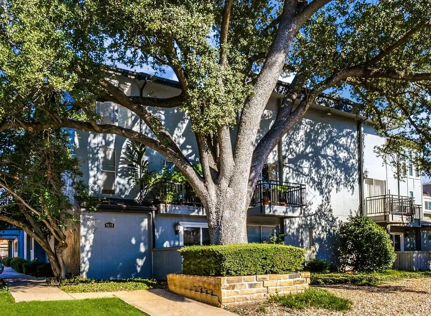 Condominium For Sale in Dallas County , 4020 Holland Avenue 213, Dallas, Texas 75219, 2 Bedroom, 3 Bathroom, Garage spaces, 1,029 Sqft, built in 1970, mls#21359592, Real Estate Agent in Dallas, Homes For Sale in Dallas county, Homes For Sale in Dallas, Realtor in Dallas Texas, Real Estate Brokerage Independent Realty Texas, Luminita Cordes Realtor