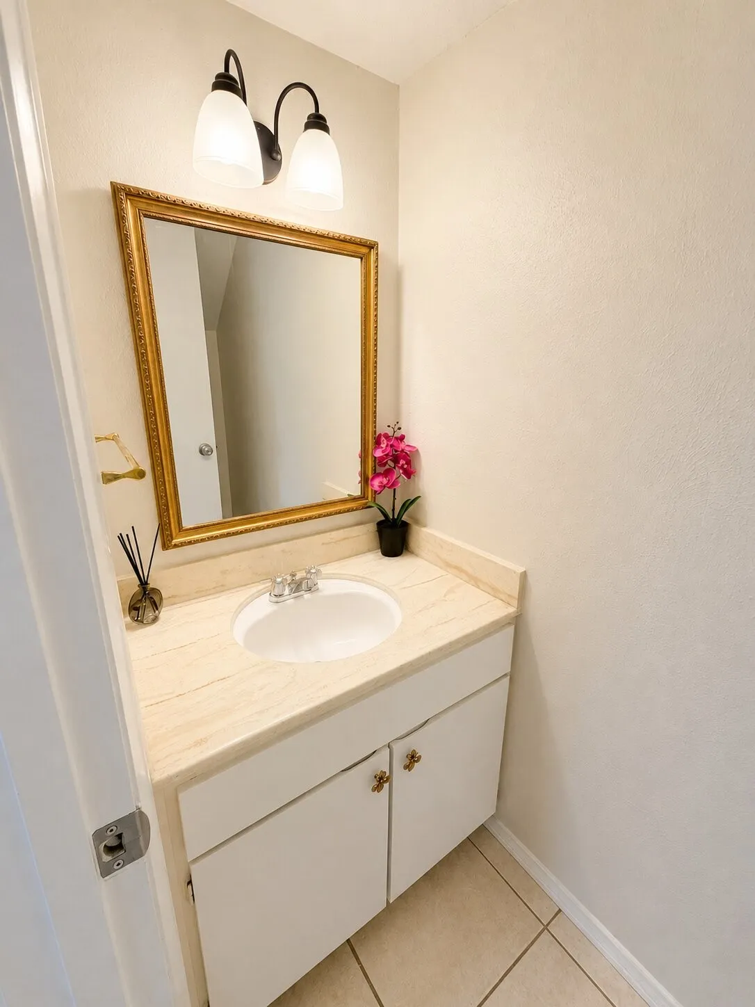 Condominium For Sale in Dallas County , 4020 Holland Avenue 213, Dallas, Texas 75219, 2 Bedroom, 3 Bathroom, Garage spaces, 1,029 Sqft, built in 1970, mls#21359592, Real Estate Agent in Dallas, Homes For Sale in Dallas county, Homes For Sale in Dallas, Realtor in Dallas Texas, Real Estate Brokerage Independent Realty Texas, Luminita Cordes Realtor
