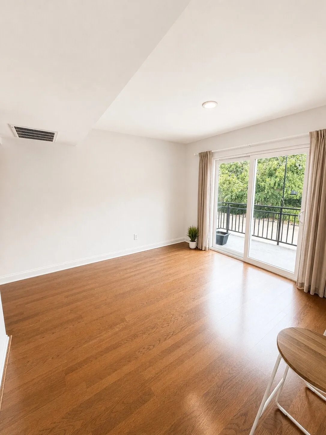 Condominium For Sale in Dallas County , 4020 Holland Avenue 213, Dallas, Texas 75219, 2 Bedroom, 3 Bathroom, Garage spaces, 1,029 Sqft, built in 1970, mls#21359592, Real Estate Agent in Dallas, Homes For Sale in Dallas county, Homes For Sale in Dallas, Realtor in Dallas Texas, Real Estate Brokerage Independent Realty Texas, Luminita Cordes Realtor