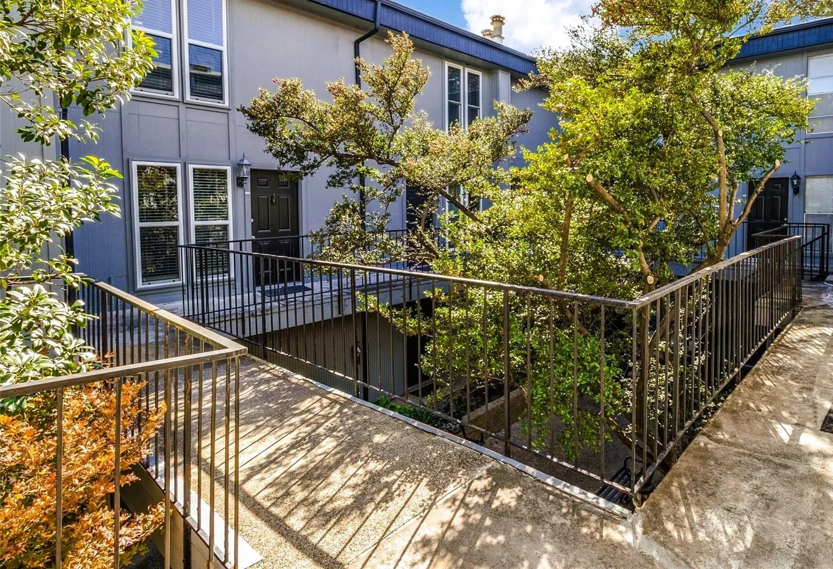 Condominium For Sale in Dallas County , 4020 Holland Avenue 213, Dallas, Texas 75219, 2 Bedroom, 3 Bathroom, Garage spaces, 1,029 Sqft, built in 1970, mls#21359592, Real Estate Agent in Dallas, Homes For Sale in Dallas county, Homes For Sale in Dallas, Realtor in Dallas Texas, Real Estate Brokerage Independent Realty Texas, Luminita Cordes Realtor