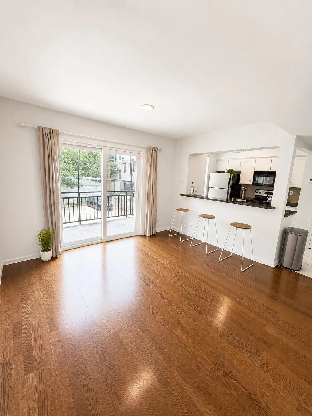 Condominium For Sale in Dallas County , 4020 Holland Avenue 213, Dallas, Texas 75219, 2 Bedroom, 3 Bathroom, Garage spaces, 1,029 Sqft, built in 1970, mls#21359592, Real Estate Agent in Dallas, Homes For Sale in Dallas county, Homes For Sale in Dallas, Realtor in Dallas Texas, Real Estate Brokerage Independent Realty Texas, Luminita Cordes Realtor