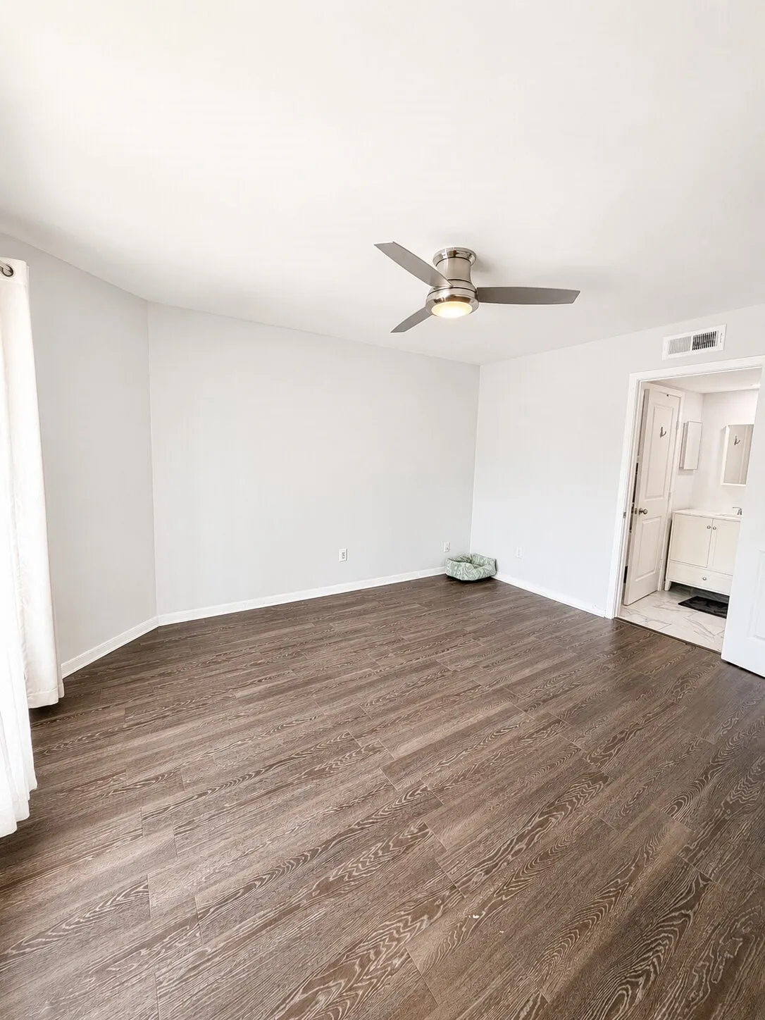 Condominium For Sale in Dallas County , 4020 Holland Avenue 213, Dallas, Texas 75219, 2 Bedroom, 3 Bathroom, Garage spaces, 1,029 Sqft, built in 1970, mls#21359592, Real Estate Agent in Dallas, Homes For Sale in Dallas county, Homes For Sale in Dallas, Realtor in Dallas Texas, Real Estate Brokerage Independent Realty Texas, Luminita Cordes Realtor