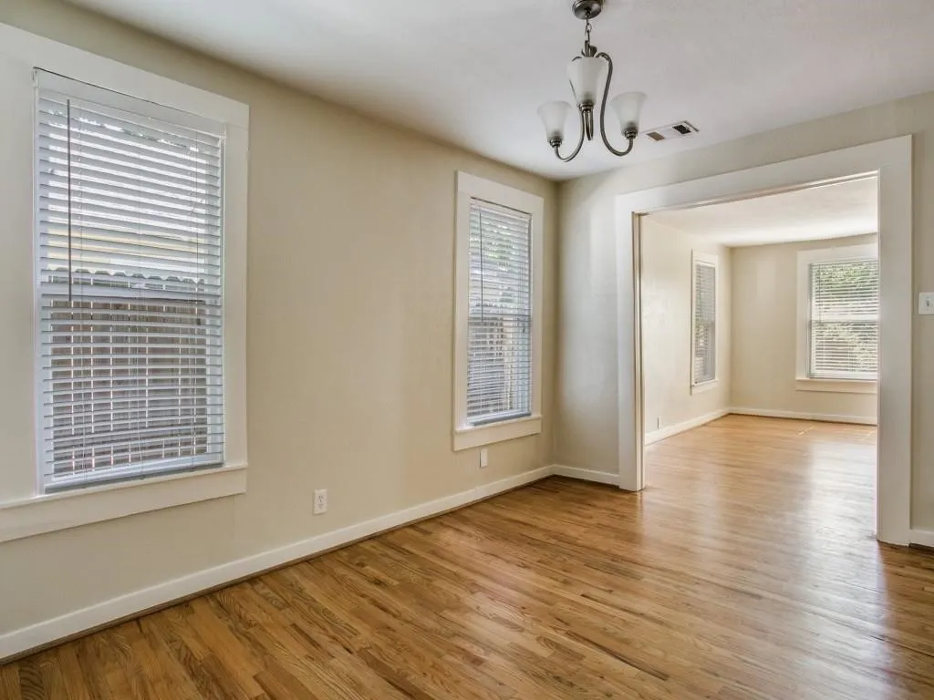 Single Family Residence For Sale in Dallas County , 617 N Windomere Avenue, Dallas, Texas 75208, 3 Bedroom, 1 Bathroom, 2 Garage spaces, 1,310 Sqft, built in 1922, Price $499,000, mls#21359599, Real Estate Agent in Dallas, Homes For Sale in Dallas county, Homes For Sale in Dallas, Realtor in Dallas Texas, Real Estate Brokerage Independent Realty Texas, Luminita Cordes Realtor