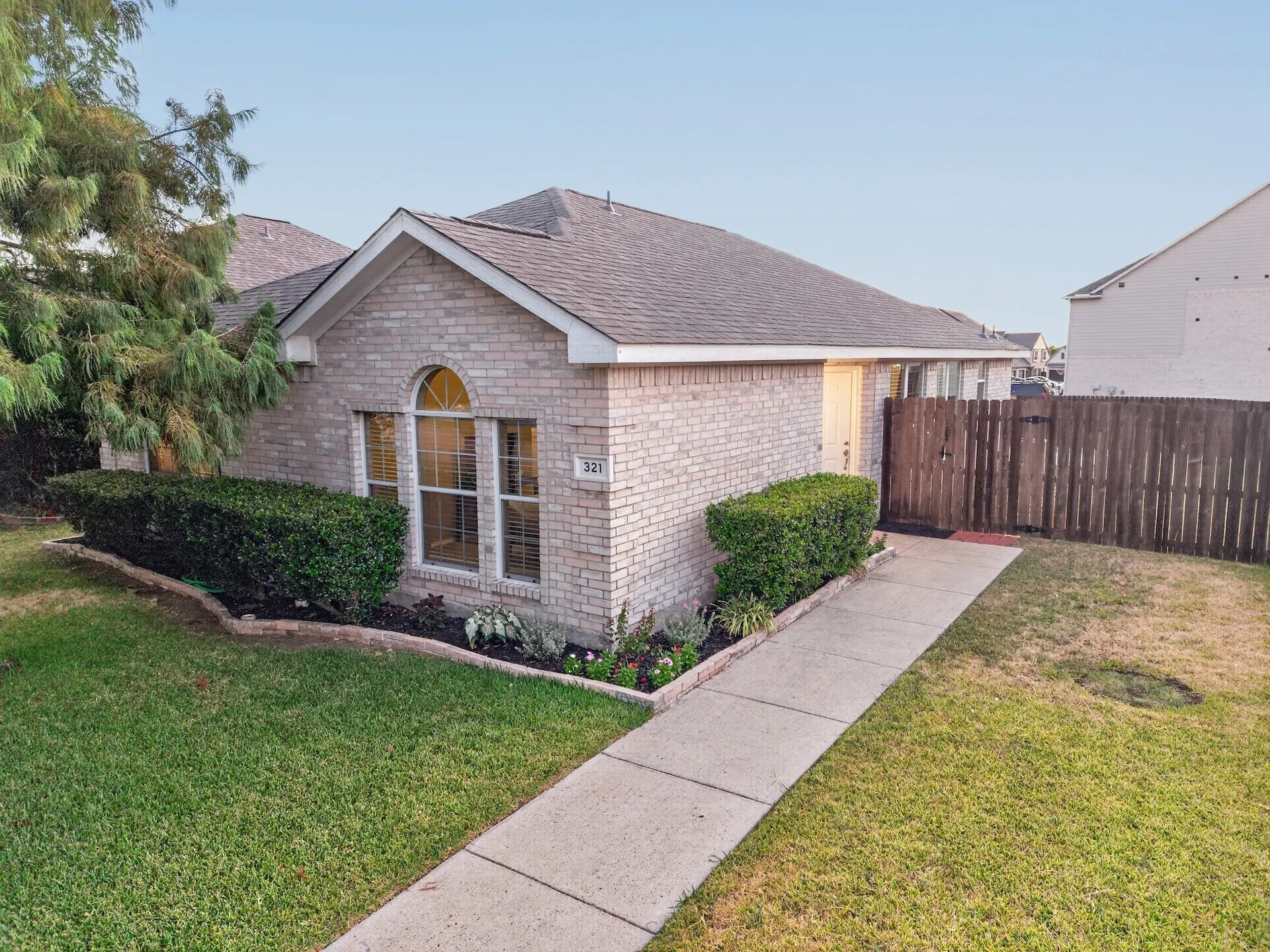 Single Family Residence For Sale in Collin County , 321 Pemberton Drive, Wylie, Texas 75098, 2 Bedroom, 2 Bathroom, 2 Garage spaces, 1,083 Sqft, built in 2003, mls#21359399, Real Estate Agent in Wylie, Homes For Sale in Collin county, Homes For Sale in Wylie, Realtor in Wylie Texas, Real Estate Brokerage Independent Realty Texas, Luminita Cordes Realtor