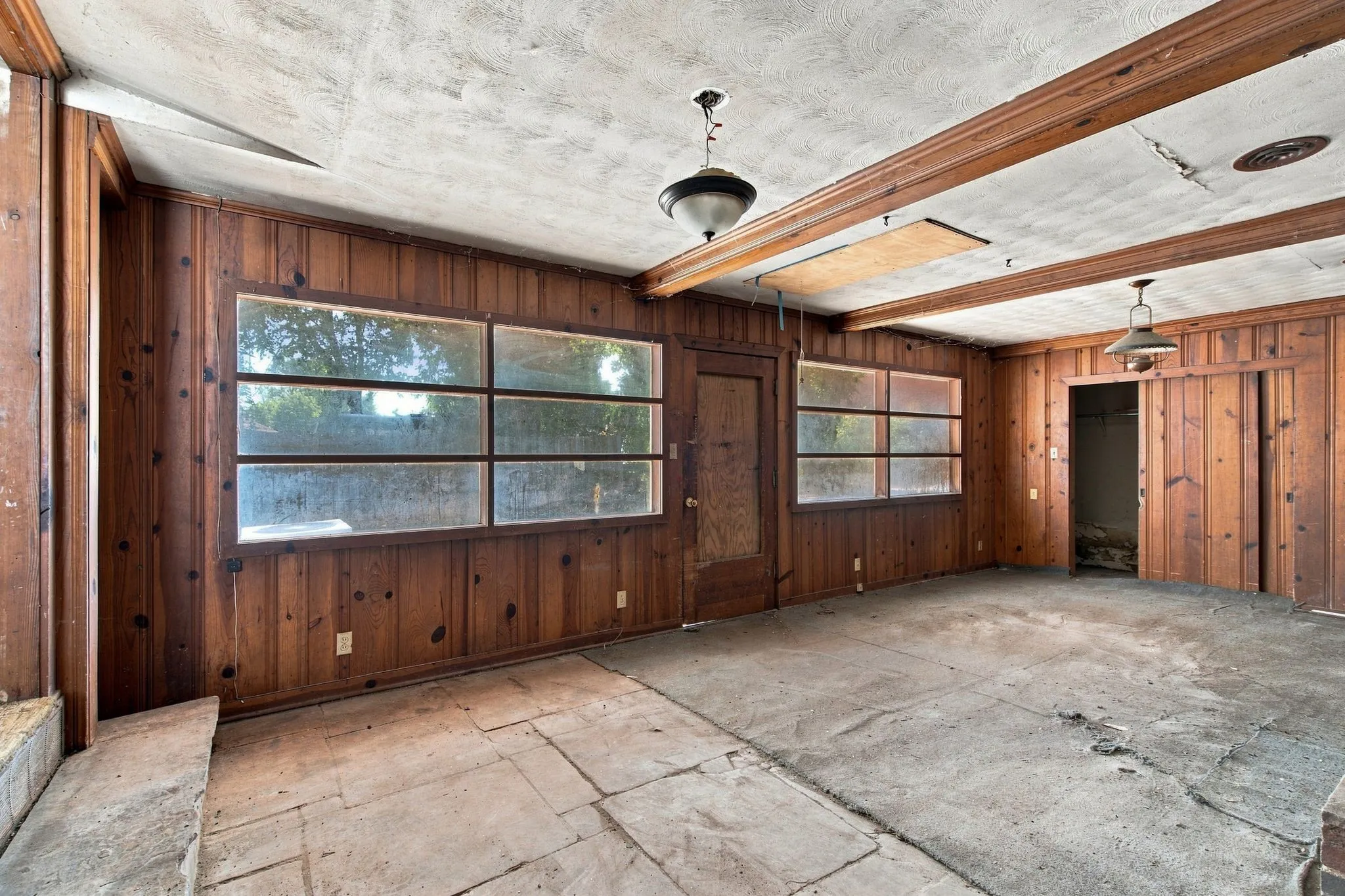 Single Family Residence For Sale in Dallas County , 1013 Oak Street, Grand Prairie, Texas 75050, 4 Bedroom, 2 Bathroom, Garage spaces, 1,798 Sqft, built in 1942, mls#21359105, Real Estate Agent in Grand Prairie, Homes For Sale in Dallas county, Homes For Sale in Grand Prairie, Realtor in Grand Prairie Texas, Real Estate Brokerage Independent Realty Texas, Luminita Cordes Realtor