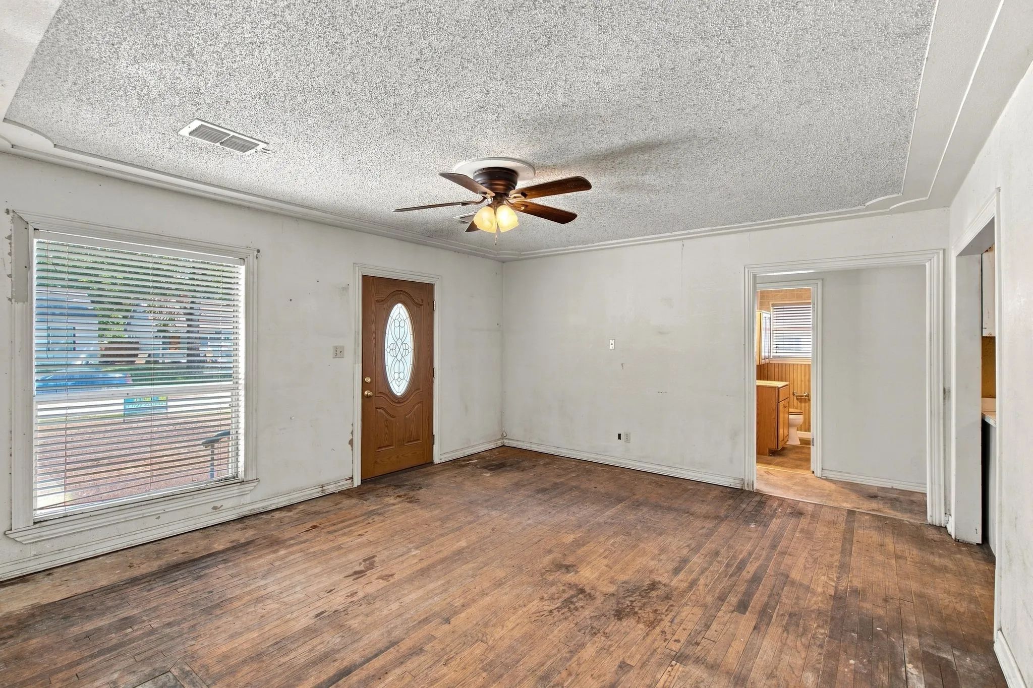 Single Family Residence For Sale in Dallas County , 1013 Oak Street, Grand Prairie, Texas 75050, 4 Bedroom, 2 Bathroom, Garage spaces, 1,798 Sqft, built in 1942, mls#21359105, Real Estate Agent in Grand Prairie, Homes For Sale in Dallas county, Homes For Sale in Grand Prairie, Realtor in Grand Prairie Texas, Real Estate Brokerage Independent Realty Texas, Luminita Cordes Realtor