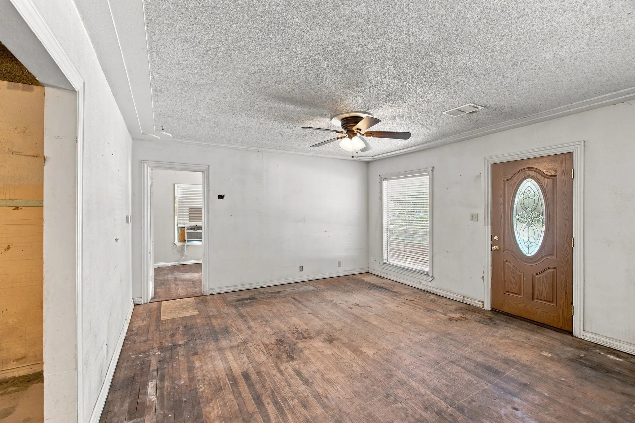 Single Family Residence For Sale in Dallas County , 1013 Oak Street, Grand Prairie, Texas 75050, 4 Bedroom, 2 Bathroom, Garage spaces, 1,798 Sqft, built in 1942, mls#21359105, Real Estate Agent in Grand Prairie, Homes For Sale in Dallas county, Homes For Sale in Grand Prairie, Realtor in Grand Prairie Texas, Real Estate Brokerage Independent Realty Texas, Luminita Cordes Realtor