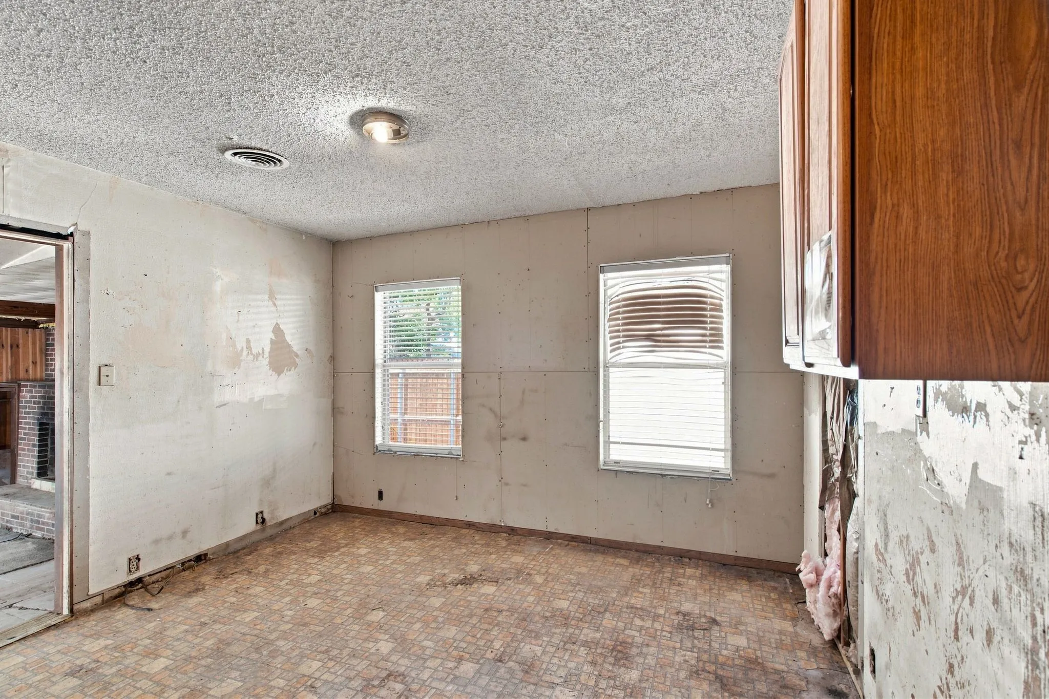Single Family Residence For Sale in Dallas County , 1013 Oak Street, Grand Prairie, Texas 75050, 4 Bedroom, 2 Bathroom, Garage spaces, 1,798 Sqft, built in 1942, mls#21359105, Real Estate Agent in Grand Prairie, Homes For Sale in Dallas county, Homes For Sale in Grand Prairie, Realtor in Grand Prairie Texas, Real Estate Brokerage Independent Realty Texas, Luminita Cordes Realtor