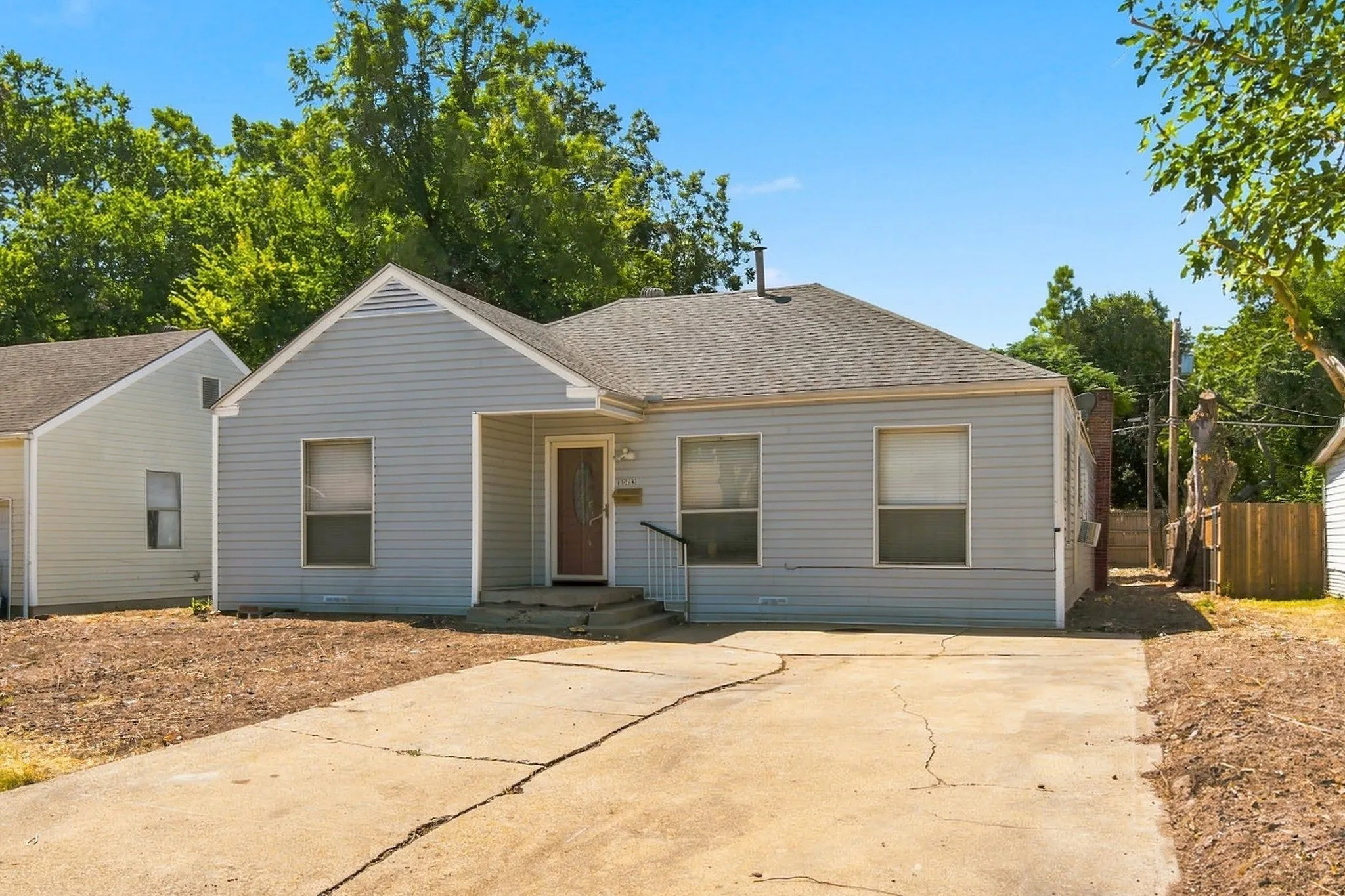 Single Family Residence For Sale in Dallas County , 1013 Oak Street, Grand Prairie, Texas 75050, 4 Bedroom, 2 Bathroom, Garage spaces, 1,798 Sqft, built in 1942, mls#21359105, Real Estate Agent in Grand Prairie, Homes For Sale in Dallas county, Homes For Sale in Grand Prairie, Realtor in Grand Prairie Texas, Real Estate Brokerage Independent Realty Texas, Luminita Cordes Realtor
