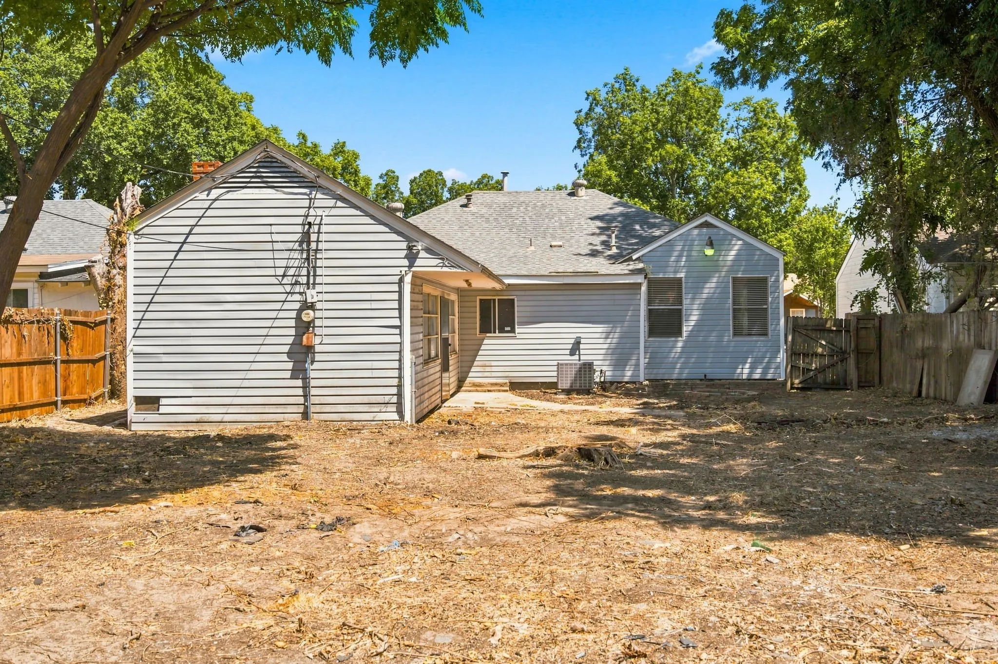 Single Family Residence For Sale in Dallas County , 1013 Oak Street, Grand Prairie, Texas 75050, 4 Bedroom, 2 Bathroom, Garage spaces, 1,798 Sqft, built in 1942, mls#21359105, Real Estate Agent in Grand Prairie, Homes For Sale in Dallas county, Homes For Sale in Grand Prairie, Realtor in Grand Prairie Texas, Real Estate Brokerage Independent Realty Texas, Luminita Cordes Realtor