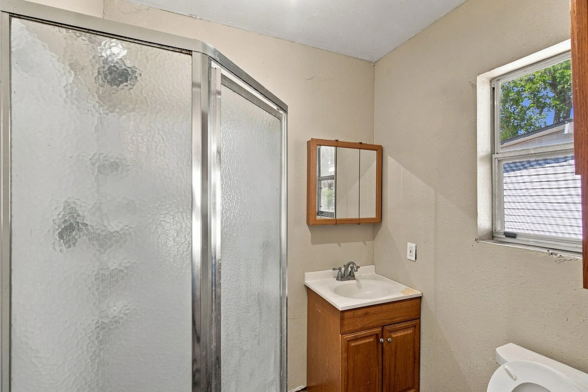 Single Family Residence For Sale in Dallas County , 1013 Oak Street, Grand Prairie, Texas 75050, 4 Bedroom, 2 Bathroom, Garage spaces, 1,798 Sqft, built in 1942, mls#21359105, Real Estate Agent in Grand Prairie, Homes For Sale in Dallas county, Homes For Sale in Grand Prairie, Realtor in Grand Prairie Texas, Real Estate Brokerage Independent Realty Texas, Luminita Cordes Realtor