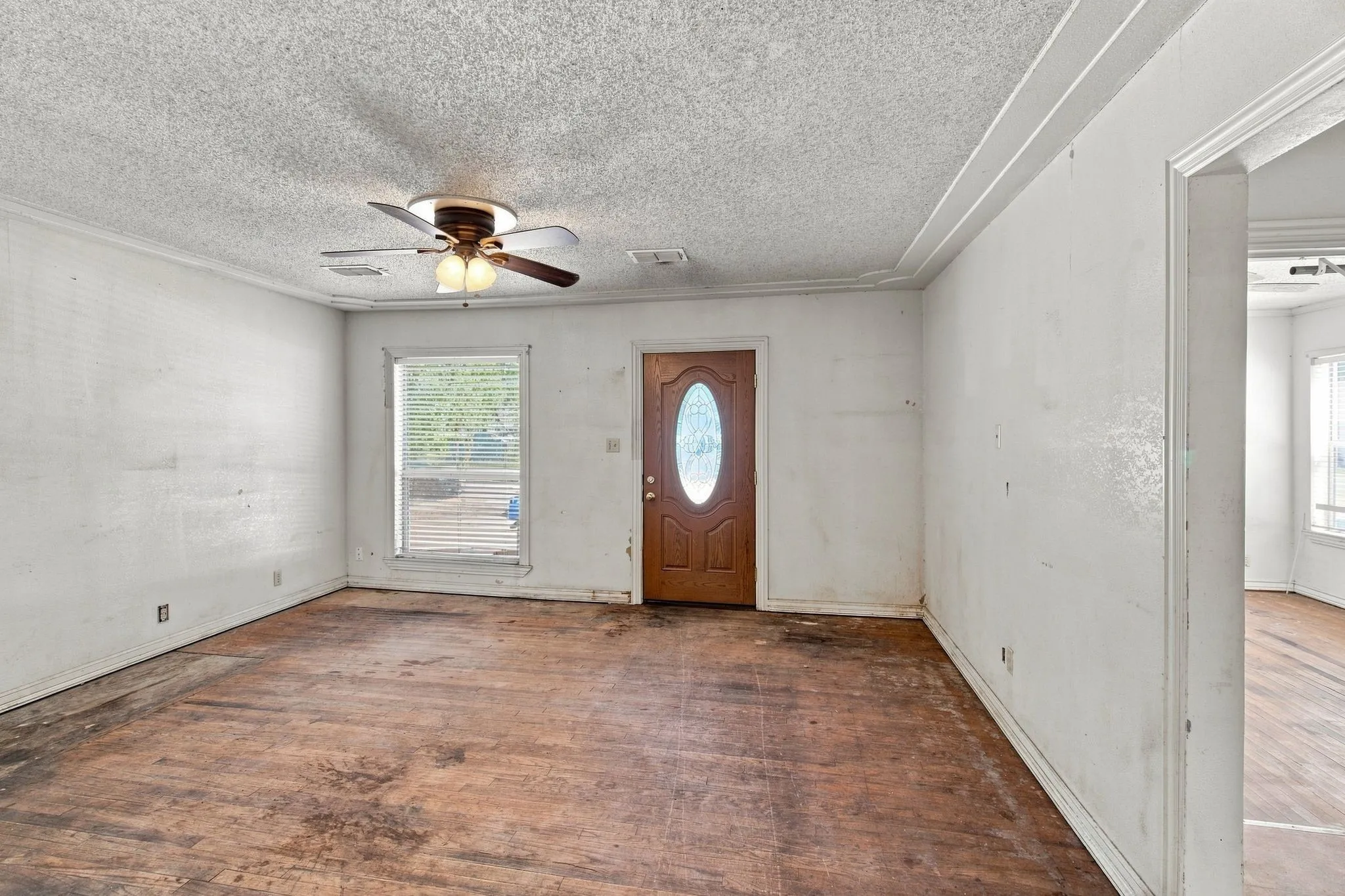 Single Family Residence For Sale in Dallas County , 1013 Oak Street, Grand Prairie, Texas 75050, 4 Bedroom, 2 Bathroom, Garage spaces, 1,798 Sqft, built in 1942, mls#21359105, Real Estate Agent in Grand Prairie, Homes For Sale in Dallas county, Homes For Sale in Grand Prairie, Realtor in Grand Prairie Texas, Real Estate Brokerage Independent Realty Texas, Luminita Cordes Realtor