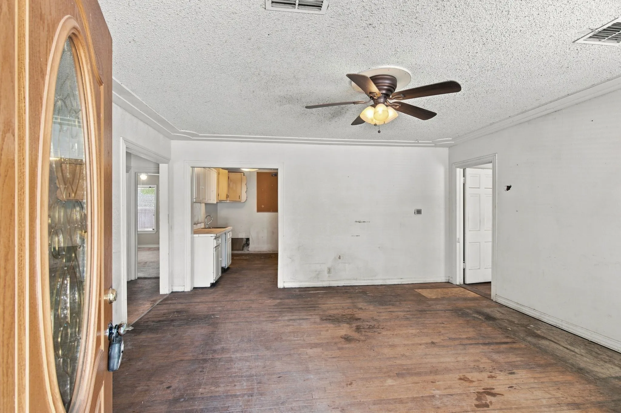 Single Family Residence For Sale in Dallas County , 1013 Oak Street, Grand Prairie, Texas 75050, 4 Bedroom, 2 Bathroom, Garage spaces, 1,798 Sqft, built in 1942, mls#21359105, Real Estate Agent in Grand Prairie, Homes For Sale in Dallas county, Homes For Sale in Grand Prairie, Realtor in Grand Prairie Texas, Real Estate Brokerage Independent Realty Texas, Luminita Cordes Realtor