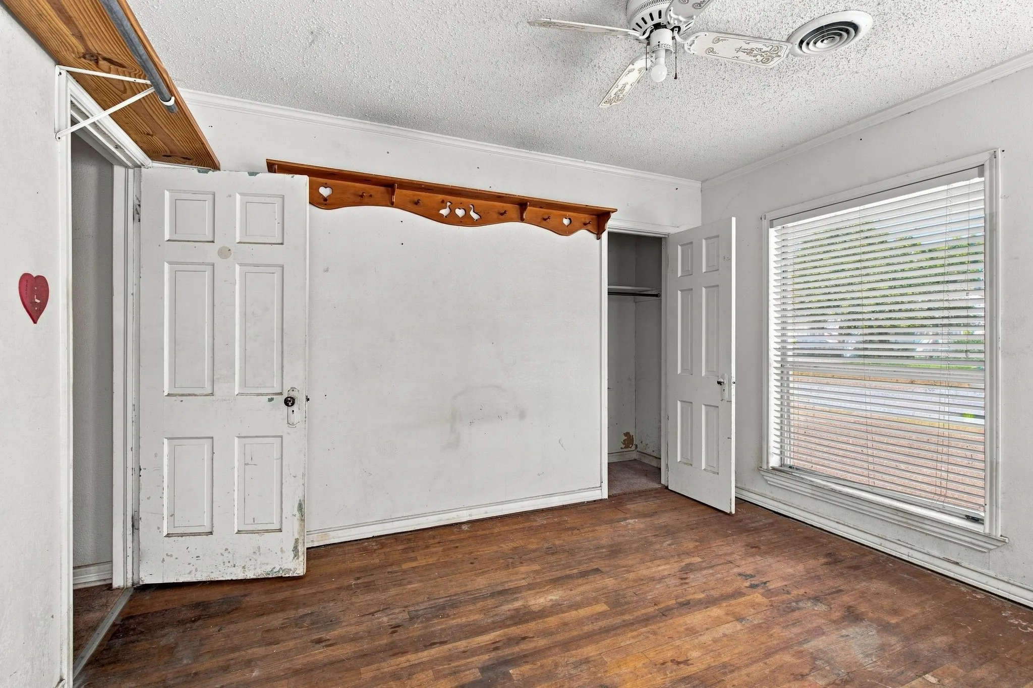 Single Family Residence For Sale in Dallas County , 1013 Oak Street, Grand Prairie, Texas 75050, 4 Bedroom, 2 Bathroom, Garage spaces, 1,798 Sqft, built in 1942, mls#21359105, Real Estate Agent in Grand Prairie, Homes For Sale in Dallas county, Homes For Sale in Grand Prairie, Realtor in Grand Prairie Texas, Real Estate Brokerage Independent Realty Texas, Luminita Cordes Realtor