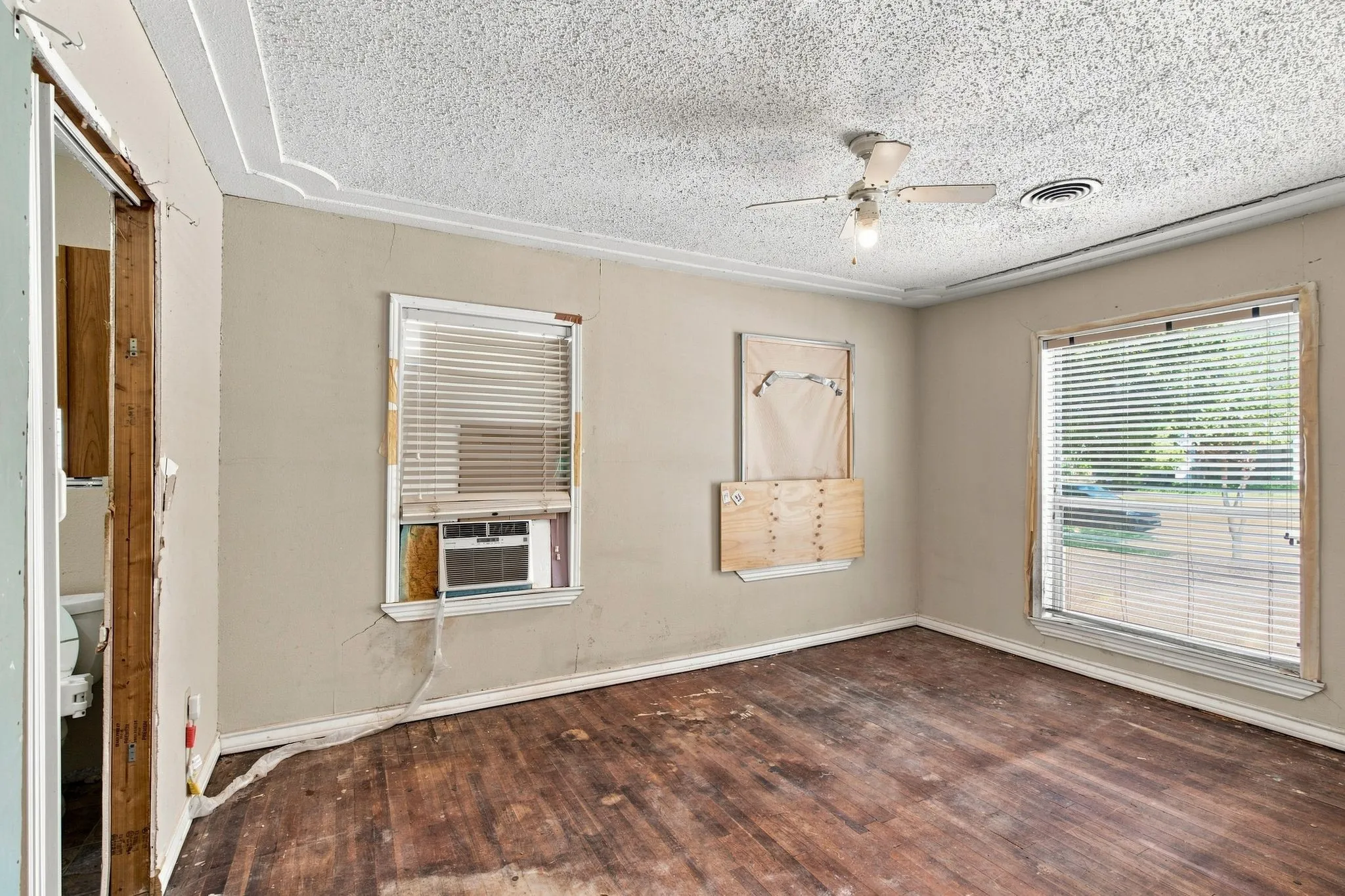 Single Family Residence For Sale in Dallas County , 1013 Oak Street, Grand Prairie, Texas 75050, 4 Bedroom, 2 Bathroom, Garage spaces, 1,798 Sqft, built in 1942, mls#21359105, Real Estate Agent in Grand Prairie, Homes For Sale in Dallas county, Homes For Sale in Grand Prairie, Realtor in Grand Prairie Texas, Real Estate Brokerage Independent Realty Texas, Luminita Cordes Realtor