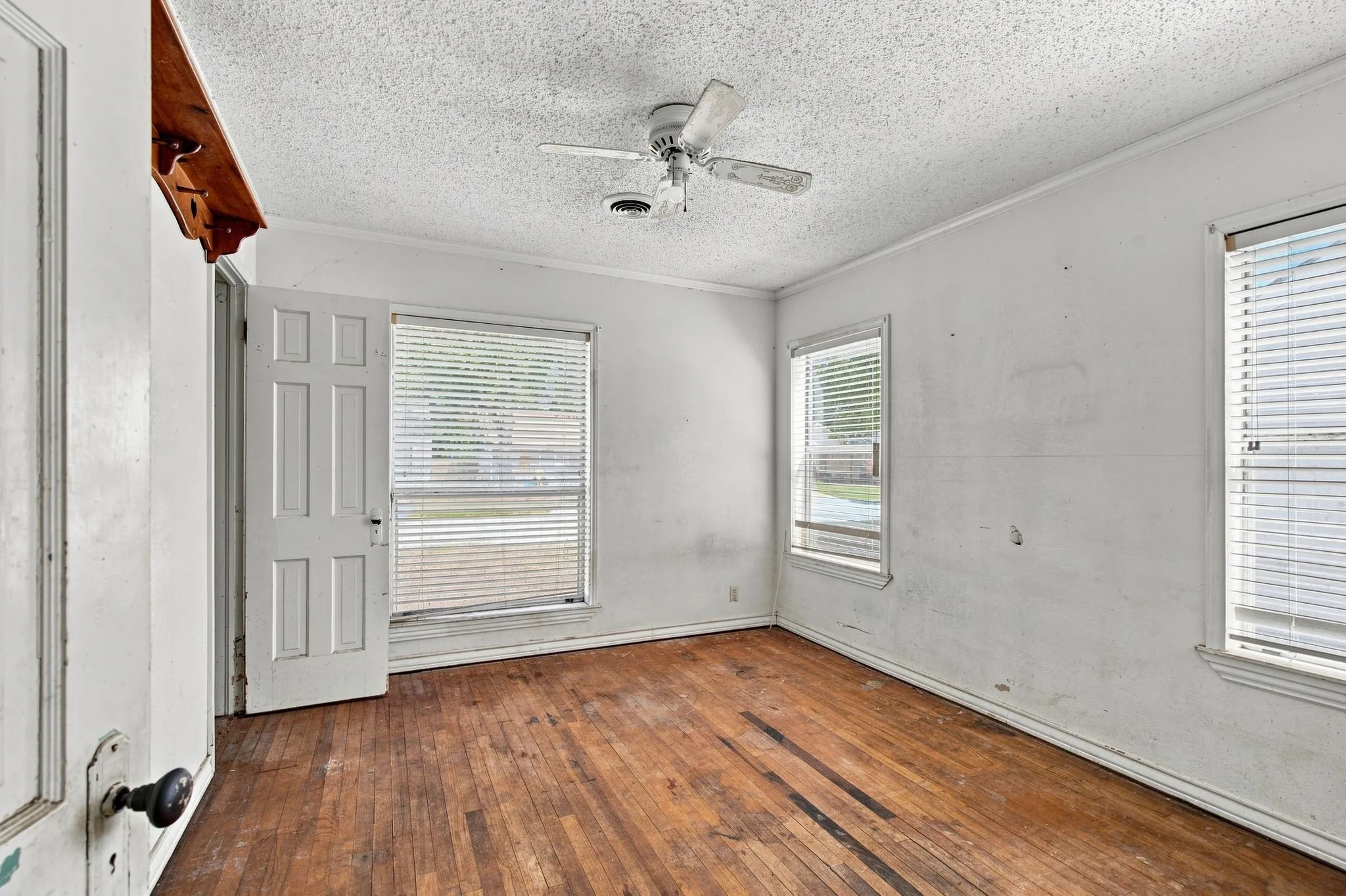 Single Family Residence For Sale in Dallas County , 1013 Oak Street, Grand Prairie, Texas 75050, 4 Bedroom, 2 Bathroom, Garage spaces, 1,798 Sqft, built in 1942, mls#21359105, Real Estate Agent in Grand Prairie, Homes For Sale in Dallas county, Homes For Sale in Grand Prairie, Realtor in Grand Prairie Texas, Real Estate Brokerage Independent Realty Texas, Luminita Cordes Realtor