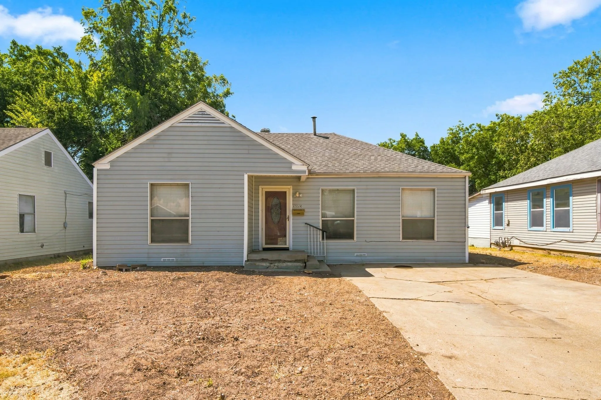 Single Family Residence For Sale in Dallas County , 1013 Oak Street, Grand Prairie, Texas 75050, 4 Bedroom, 2 Bathroom, Garage spaces, 1,798 Sqft, built in 1942, mls#21359105, Real Estate Agent in Grand Prairie, Homes For Sale in Dallas county, Homes For Sale in Grand Prairie, Realtor in Grand Prairie Texas, Real Estate Brokerage Independent Realty Texas, Luminita Cordes Realtor