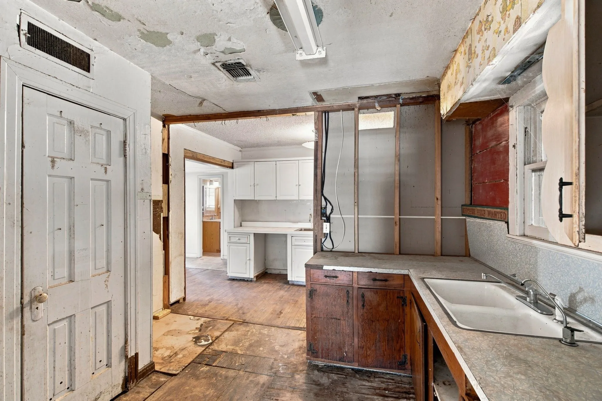 Single Family Residence For Sale in Dallas County , 1013 Oak Street, Grand Prairie, Texas 75050, 4 Bedroom, 2 Bathroom, Garage spaces, 1,798 Sqft, built in 1942, mls#21359105, Real Estate Agent in Grand Prairie, Homes For Sale in Dallas county, Homes For Sale in Grand Prairie, Realtor in Grand Prairie Texas, Real Estate Brokerage Independent Realty Texas, Luminita Cordes Realtor