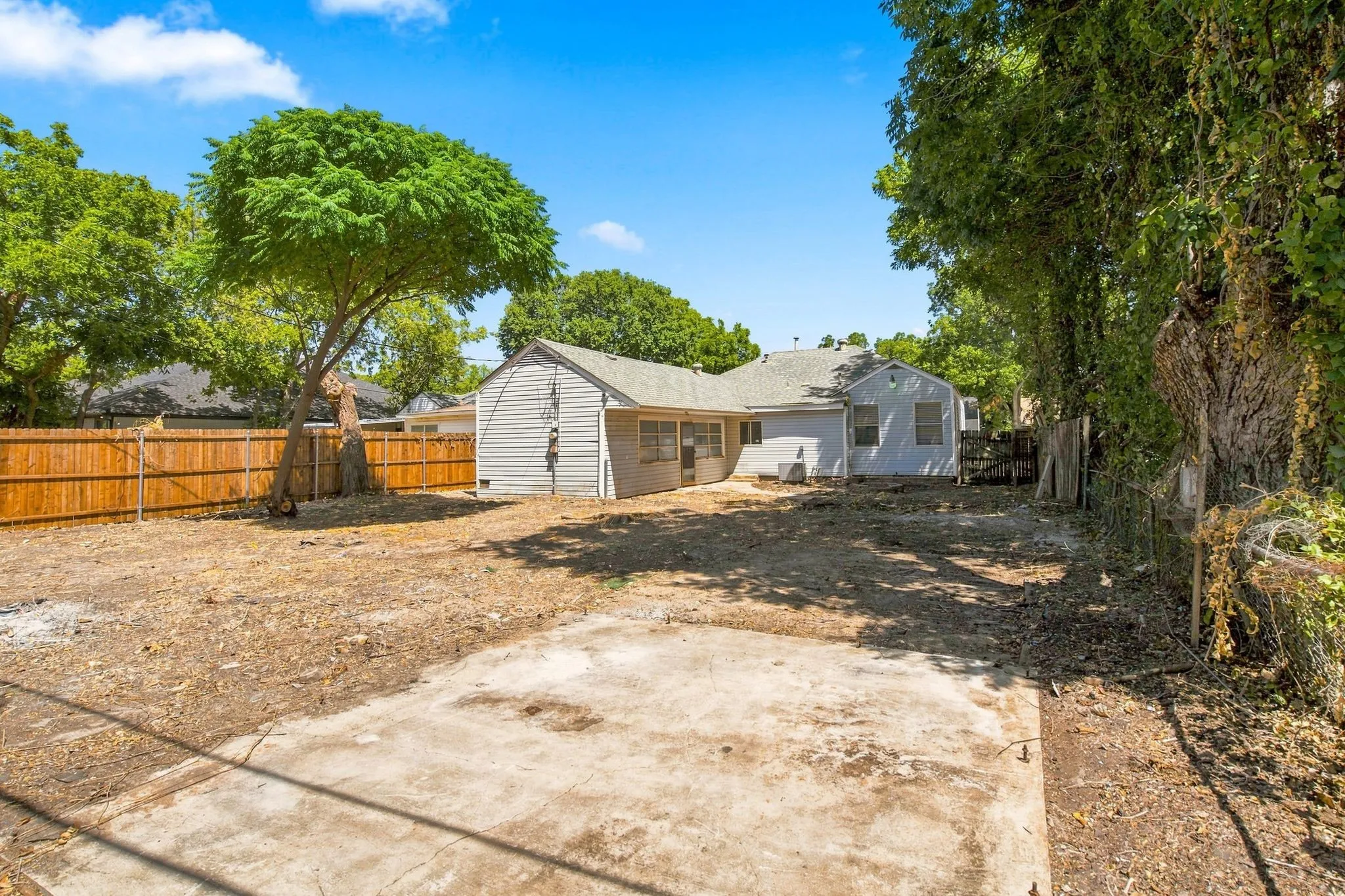 Single Family Residence For Sale in Dallas County , 1013 Oak Street, Grand Prairie, Texas 75050, 4 Bedroom, 2 Bathroom, Garage spaces, 1,798 Sqft, built in 1942, mls#21359105, Real Estate Agent in Grand Prairie, Homes For Sale in Dallas county, Homes For Sale in Grand Prairie, Realtor in Grand Prairie Texas, Real Estate Brokerage Independent Realty Texas, Luminita Cordes Realtor