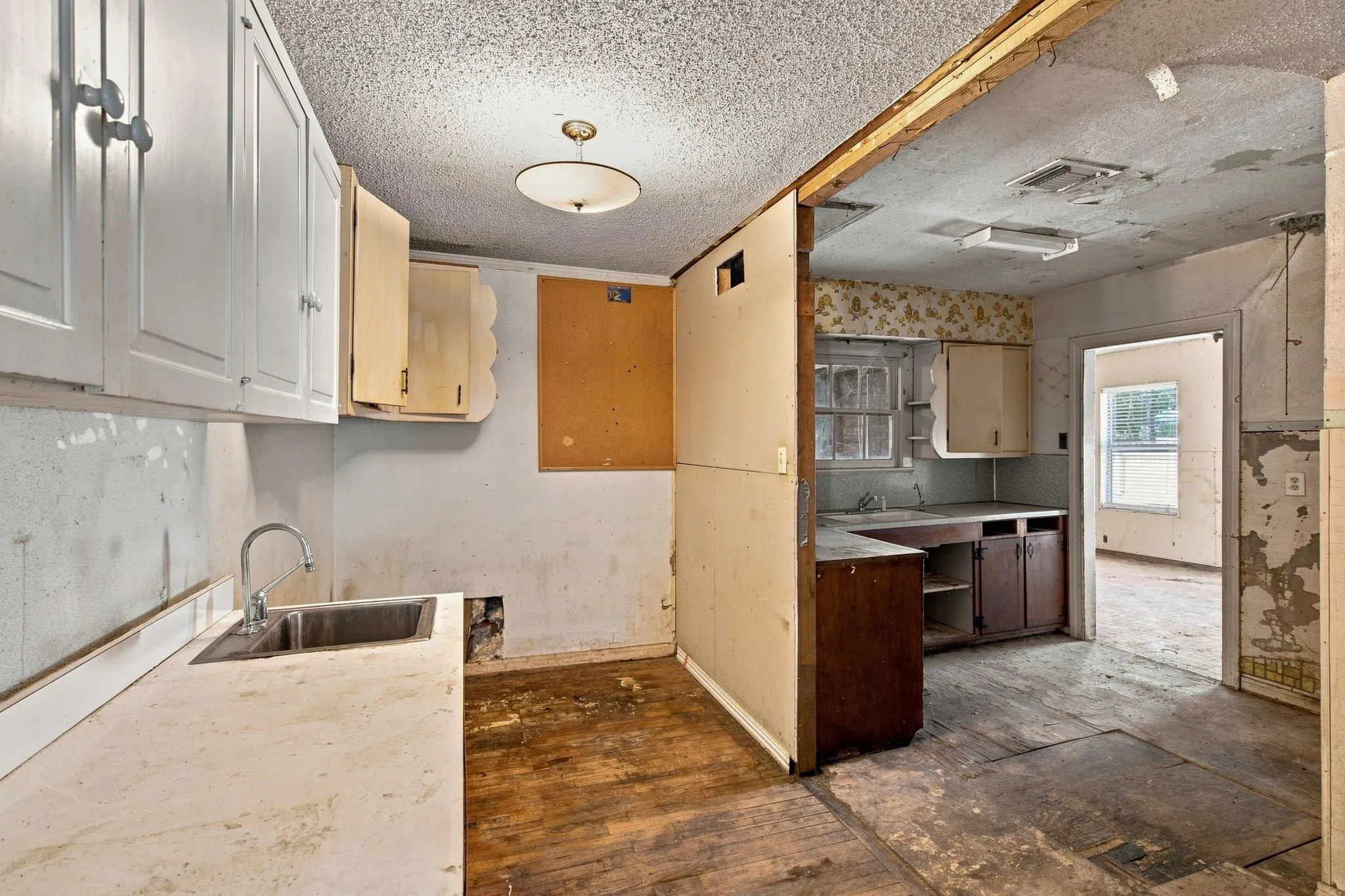 Single Family Residence For Sale in Dallas County , 1013 Oak Street, Grand Prairie, Texas 75050, 4 Bedroom, 2 Bathroom, Garage spaces, 1,798 Sqft, built in 1942, mls#21359105, Real Estate Agent in Grand Prairie, Homes For Sale in Dallas county, Homes For Sale in Grand Prairie, Realtor in Grand Prairie Texas, Real Estate Brokerage Independent Realty Texas, Luminita Cordes Realtor