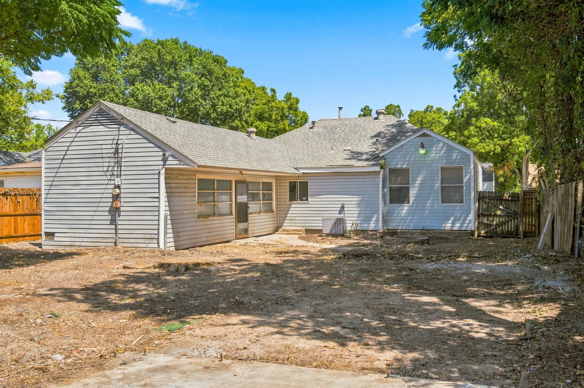 Single Family Residence For Sale in Dallas County , 1013 Oak Street, Grand Prairie, Texas 75050, 4 Bedroom, 2 Bathroom, Garage spaces, 1,798 Sqft, built in 1942, mls#21359105, Real Estate Agent in Grand Prairie, Homes For Sale in Dallas county, Homes For Sale in Grand Prairie, Realtor in Grand Prairie Texas, Real Estate Brokerage Independent Realty Texas, Luminita Cordes Realtor