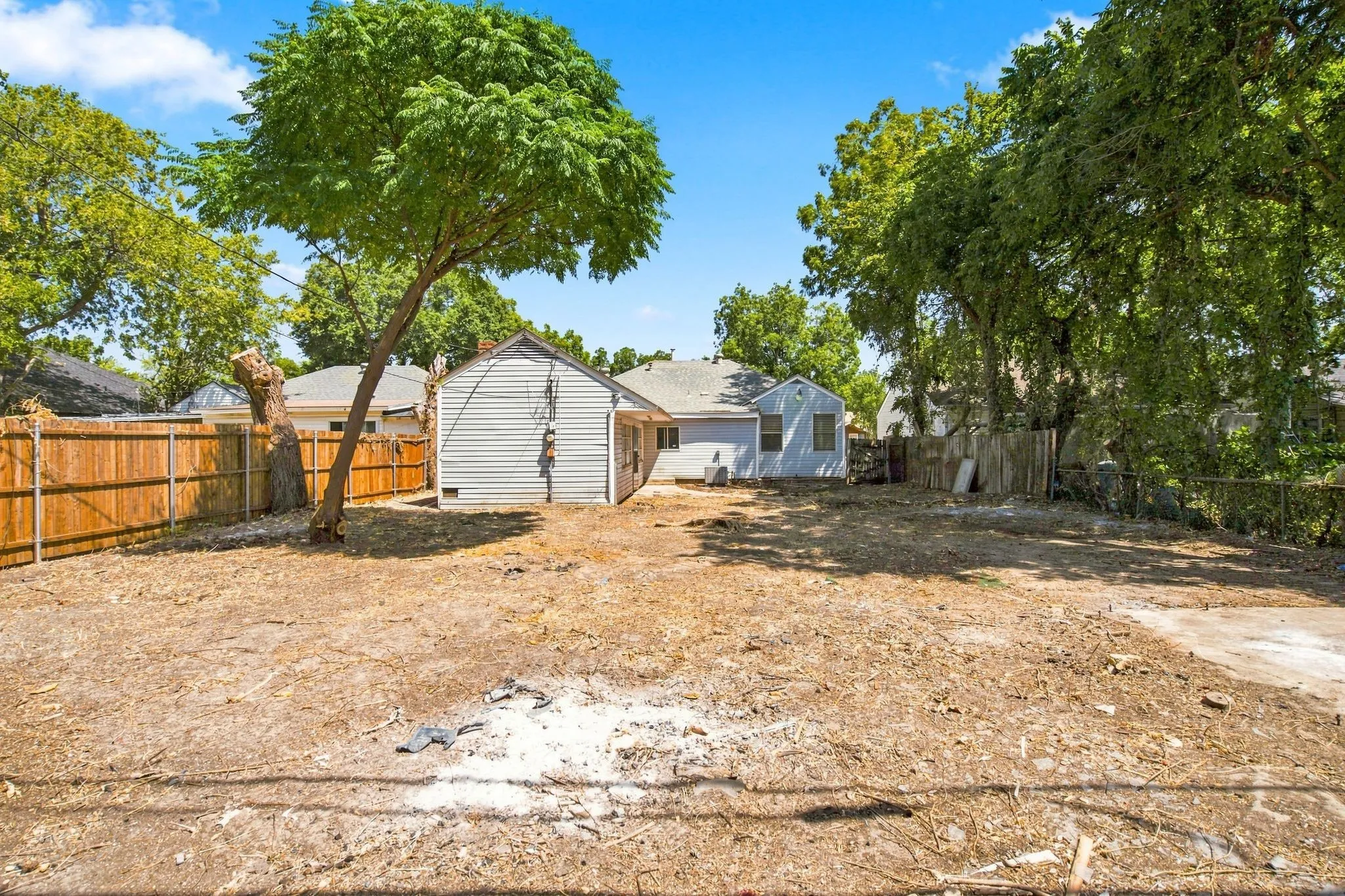 Single Family Residence For Sale in Dallas County , 1013 Oak Street, Grand Prairie, Texas 75050, 4 Bedroom, 2 Bathroom, Garage spaces, 1,798 Sqft, built in 1942, mls#21359105, Real Estate Agent in Grand Prairie, Homes For Sale in Dallas county, Homes For Sale in Grand Prairie, Realtor in Grand Prairie Texas, Real Estate Brokerage Independent Realty Texas, Luminita Cordes Realtor
