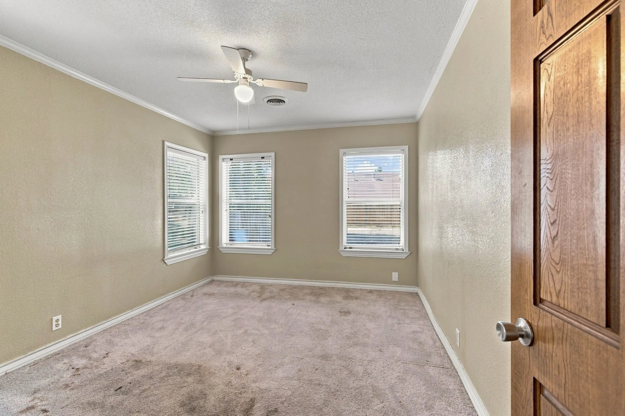 Single Family Residence For Sale in Dallas County , 1013 Oak Street, Grand Prairie, Texas 75050, 4 Bedroom, 2 Bathroom, Garage spaces, 1,798 Sqft, built in 1942, mls#21359105, Real Estate Agent in Grand Prairie, Homes For Sale in Dallas county, Homes For Sale in Grand Prairie, Realtor in Grand Prairie Texas, Real Estate Brokerage Independent Realty Texas, Luminita Cordes Realtor