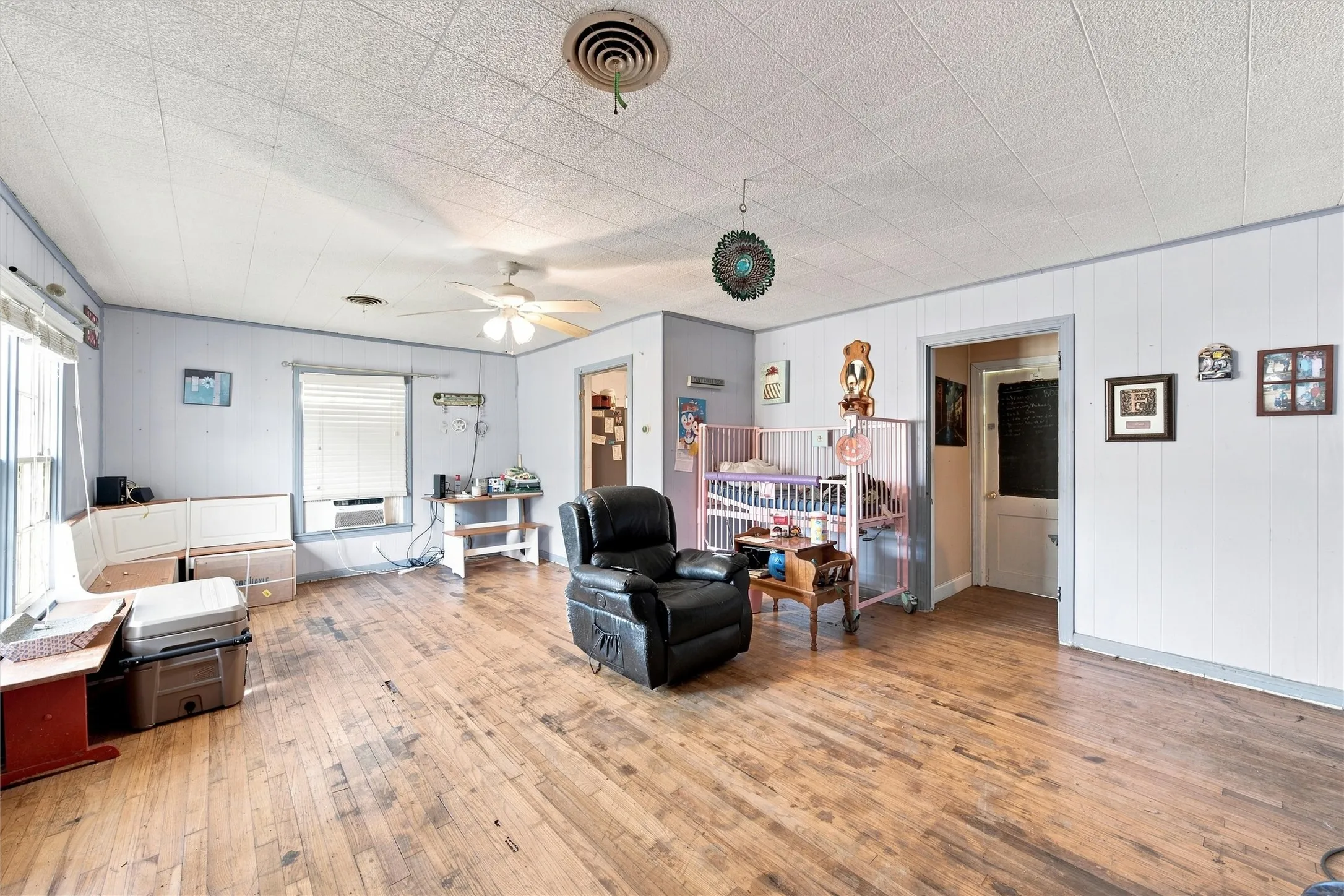 Single Family Residence For Sale in Mc Lennan County , 3840 Parrish Street, Bellmead, Texas 76705, 3 Bedroom, 2 Bathroom, Garage spaces, 1,340 Sqft, built in 1949, mls#21348995, Real Estate Agent in Bellmead, Homes For Sale in Mc Lennan county, Homes For Sale in Bellmead, Realtor in Bellmead Texas, Real Estate Brokerage Independent Realty Texas, Luminita Cordes Realtor