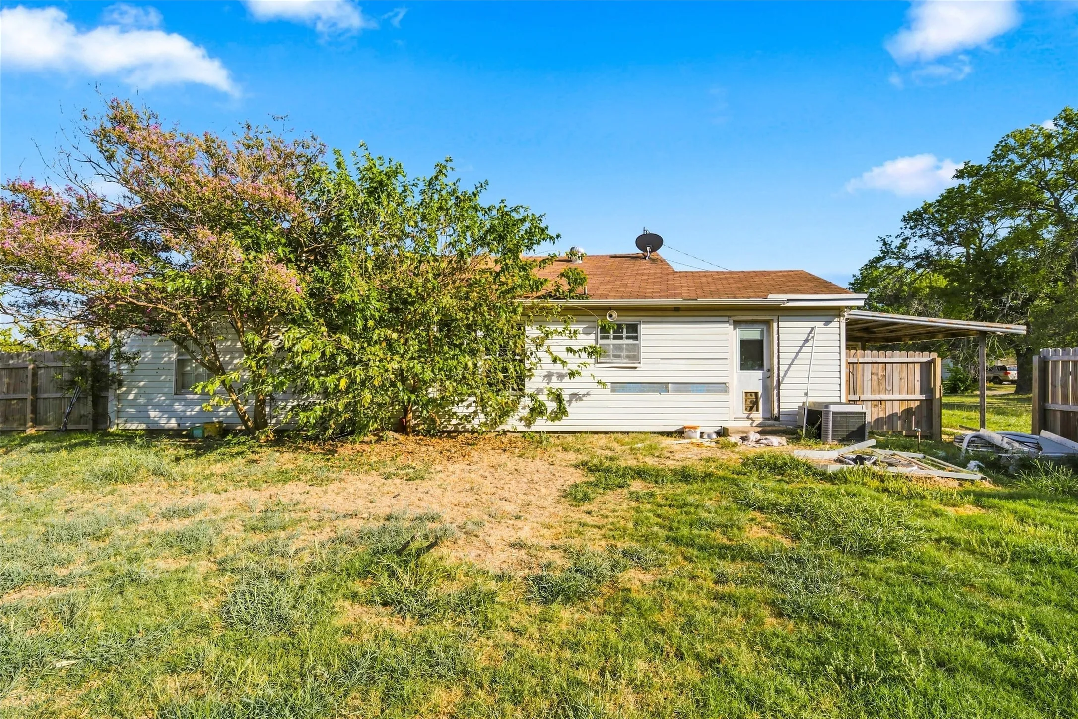 Single Family Residence For Sale in Mc Lennan County , 3840 Parrish Street, Bellmead, Texas 76705, 3 Bedroom, 2 Bathroom, Garage spaces, 1,340 Sqft, built in 1949, mls#21348995, Real Estate Agent in Bellmead, Homes For Sale in Mc Lennan county, Homes For Sale in Bellmead, Realtor in Bellmead Texas, Real Estate Brokerage Independent Realty Texas, Luminita Cordes Realtor