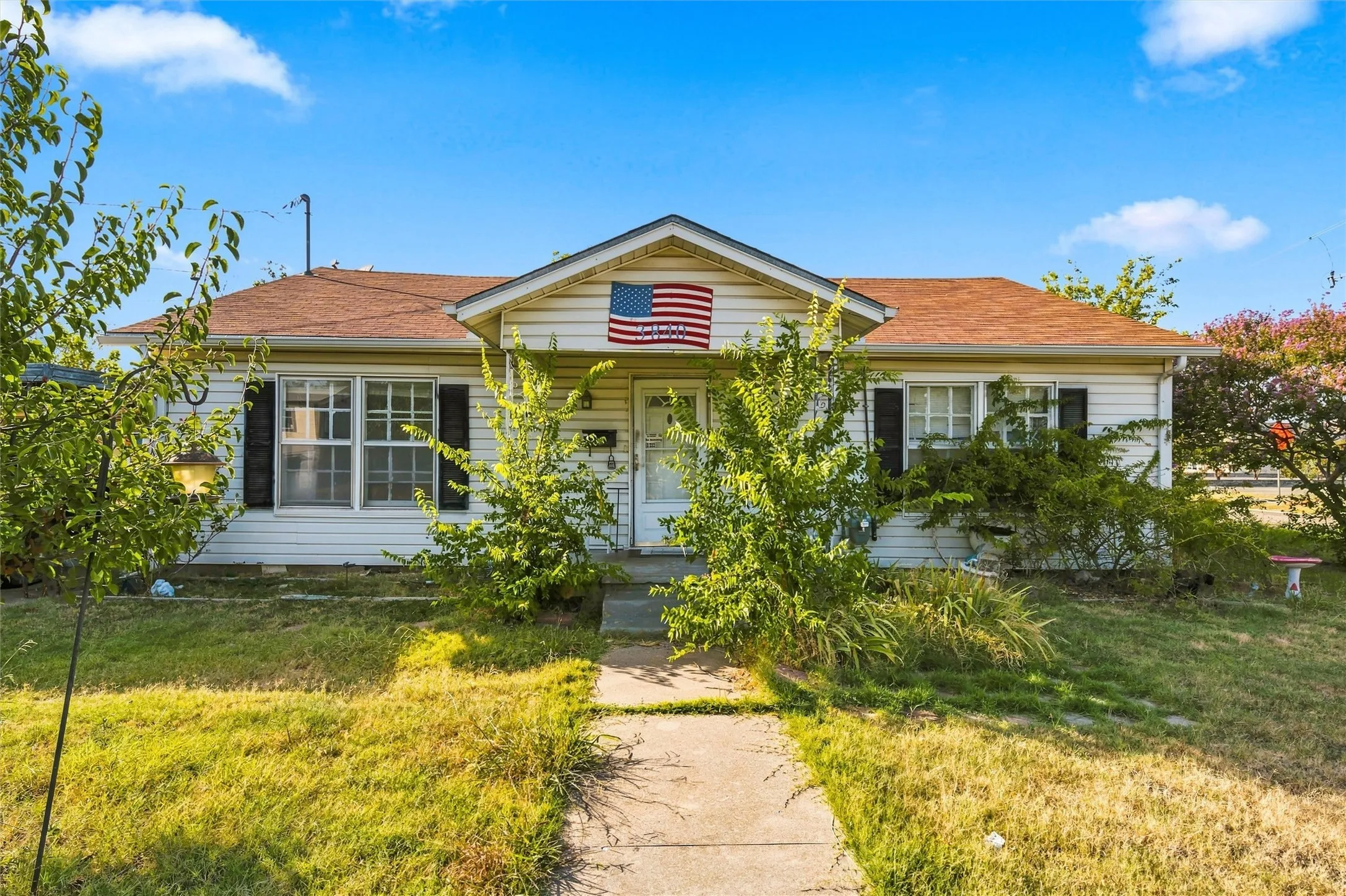 Single Family Residence For Sale in Mc Lennan County , 3840 Parrish Street, Bellmead, Texas 76705, 3 Bedroom, 2 Bathroom, Garage spaces, 1,340 Sqft, built in 1949, mls#21348995, Real Estate Agent in Bellmead, Homes For Sale in Mc Lennan county, Homes For Sale in Bellmead, Realtor in Bellmead Texas, Real Estate Brokerage Independent Realty Texas, Luminita Cordes Realtor