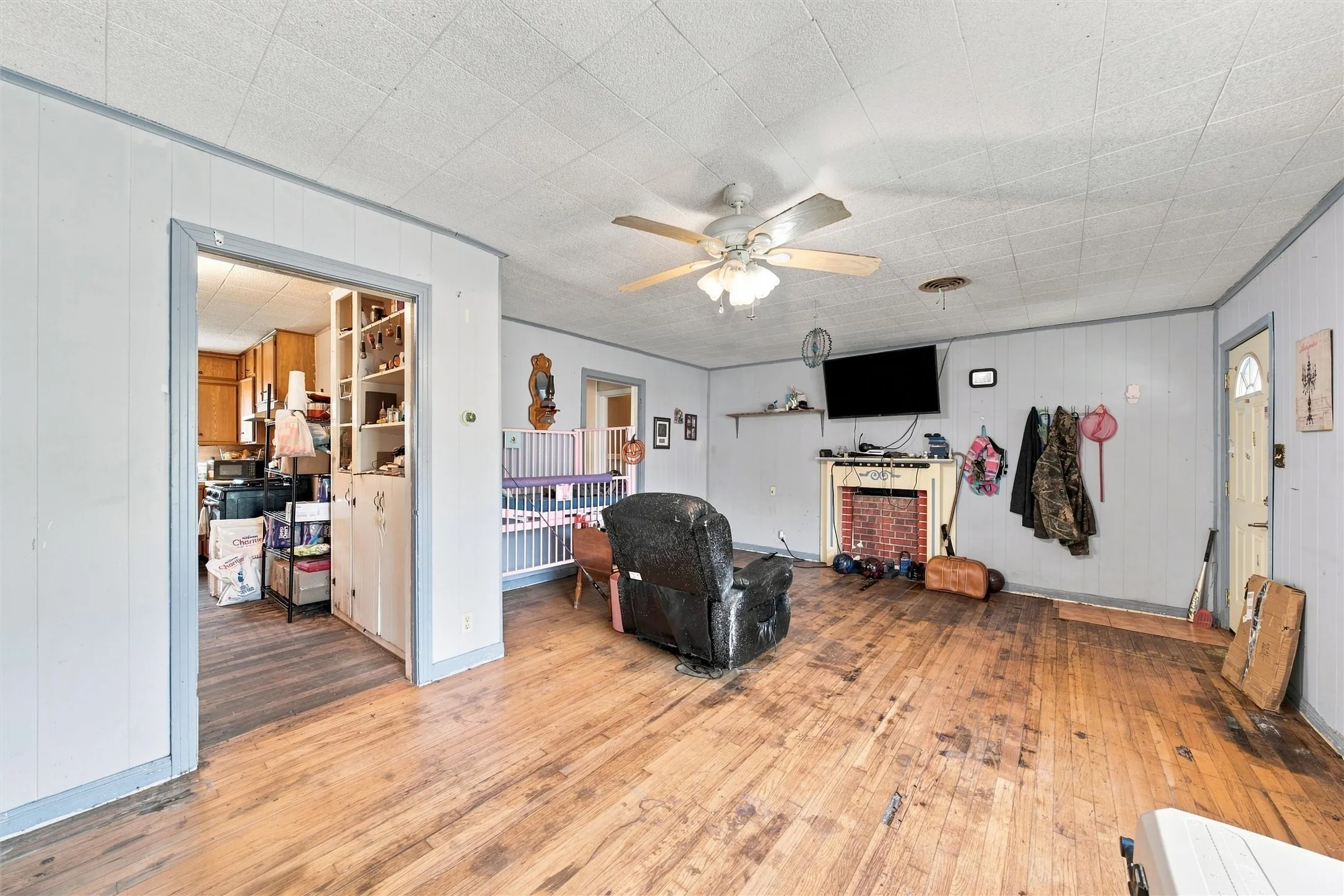 Single Family Residence For Sale in Mc Lennan County , 3840 Parrish Street, Bellmead, Texas 76705, 3 Bedroom, 2 Bathroom, Garage spaces, 1,340 Sqft, built in 1949, mls#21348995, Real Estate Agent in Bellmead, Homes For Sale in Mc Lennan county, Homes For Sale in Bellmead, Realtor in Bellmead Texas, Real Estate Brokerage Independent Realty Texas, Luminita Cordes Realtor