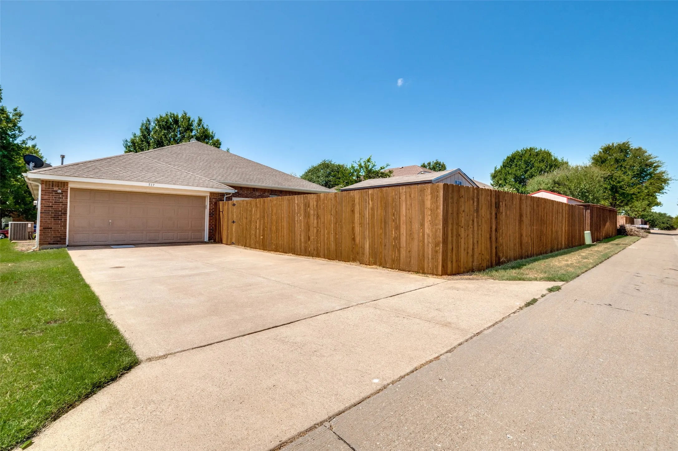 Single Family Residence For Sale in Ellis County , 517 Magnolia Lane, Glenn Heights, Texas 75154, 3 Bedroom, 2 Bathroom, 2 Garage spaces, 2,625 Sqft, built in 2006, mls#21357270, Real Estate Agent in Glenn Heights, Homes For Sale in Ellis county, Homes For Sale in Glenn Heights, Realtor in Glenn Heights Texas, Real Estate Brokerage Independent Realty Texas, Luminita Cordes Realtor