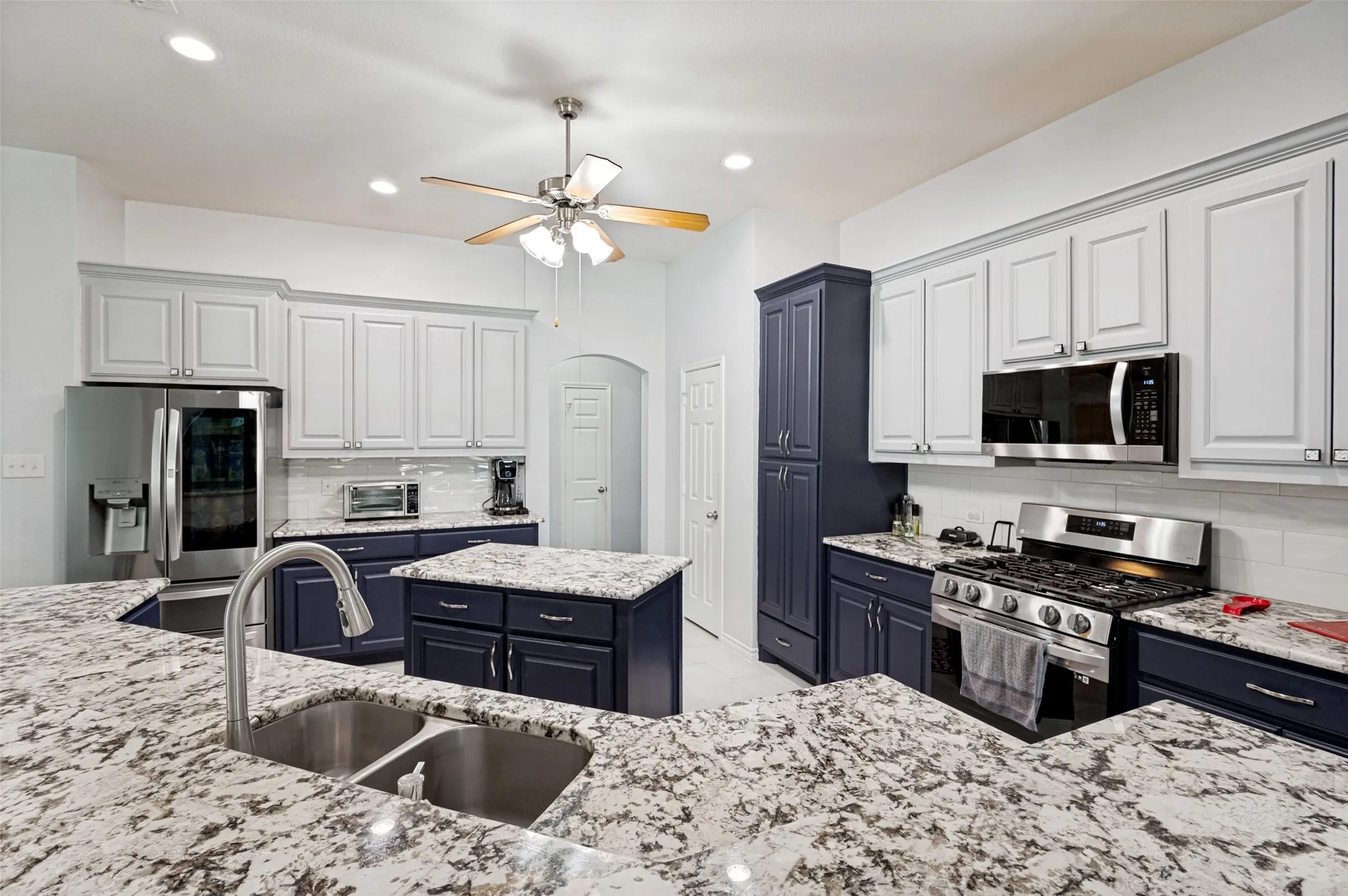Single Family Residence For Sale in Ellis County , 517 Magnolia Lane, Glenn Heights, Texas 75154, 3 Bedroom, 2 Bathroom, 2 Garage spaces, 2,625 Sqft, built in 2006, mls#21357270, Real Estate Agent in Glenn Heights, Homes For Sale in Ellis county, Homes For Sale in Glenn Heights, Realtor in Glenn Heights Texas, Real Estate Brokerage Independent Realty Texas, Luminita Cordes Realtor
