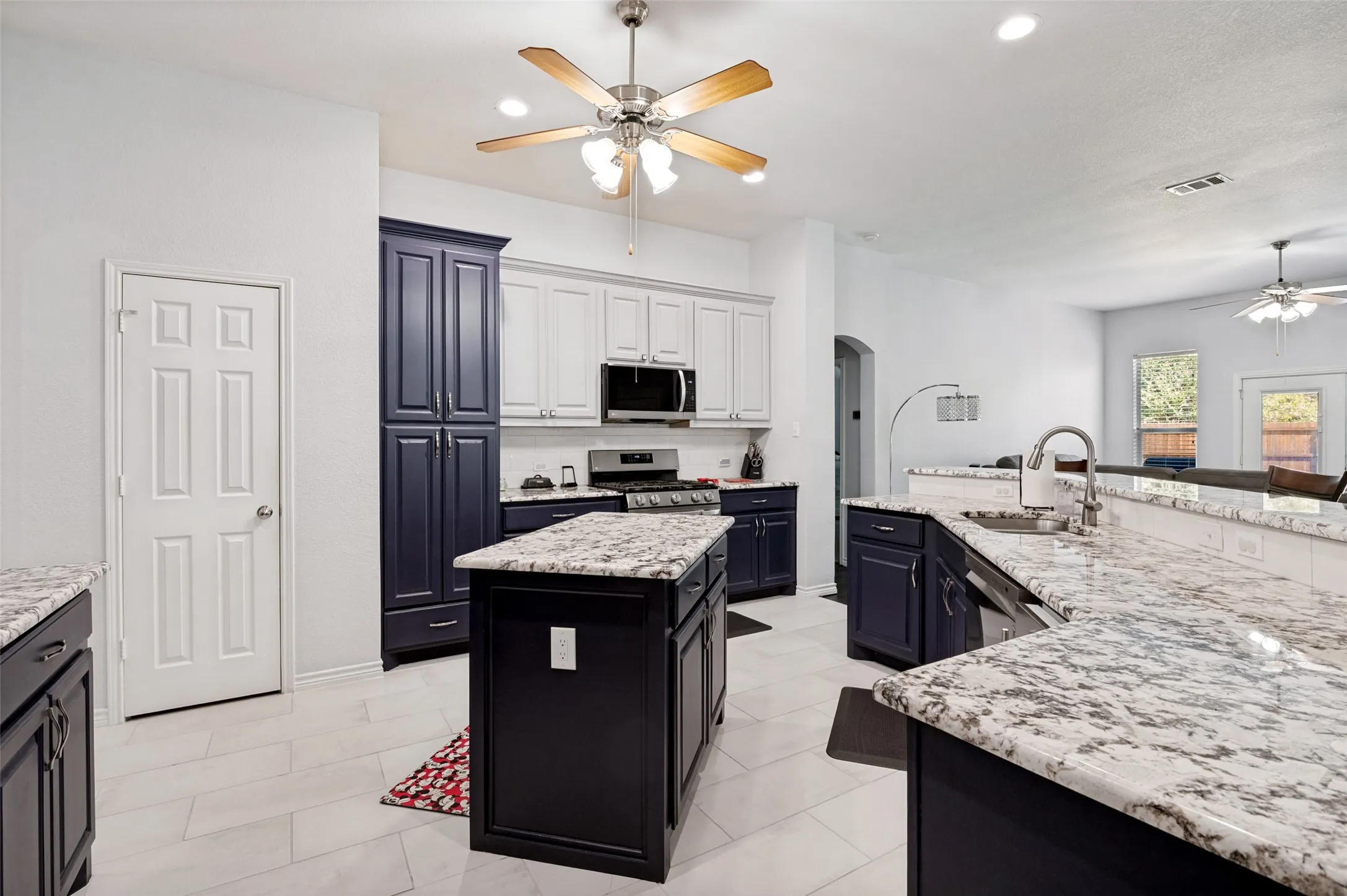 Single Family Residence For Sale in Ellis County , 517 Magnolia Lane, Glenn Heights, Texas 75154, 3 Bedroom, 2 Bathroom, 2 Garage spaces, 2,625 Sqft, built in 2006, mls#21357270, Real Estate Agent in Glenn Heights, Homes For Sale in Ellis county, Homes For Sale in Glenn Heights, Realtor in Glenn Heights Texas, Real Estate Brokerage Independent Realty Texas, Luminita Cordes Realtor