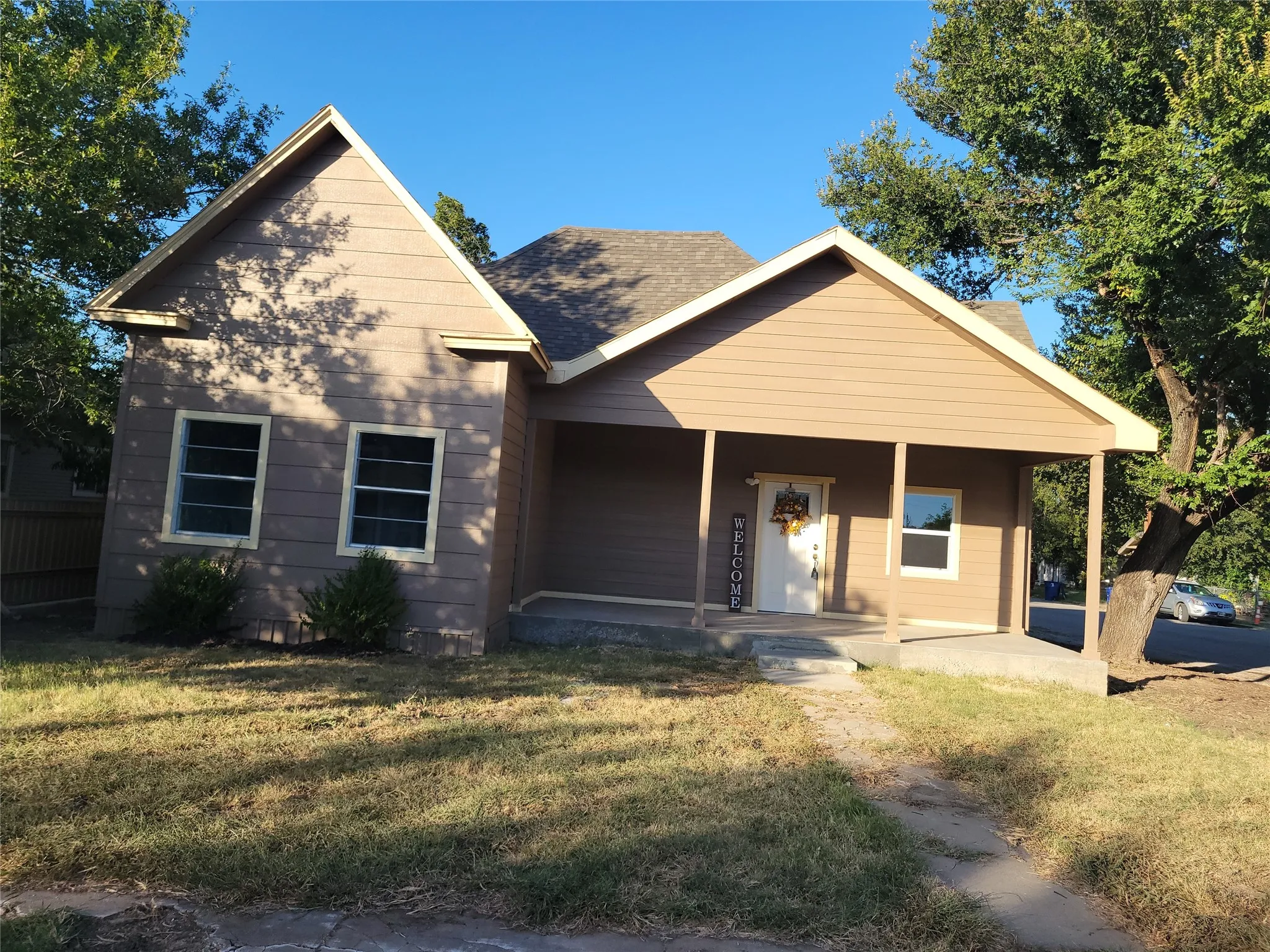 Single Family Residence For Sale in Brown County , 1618 2nd Street, Brownwood, Texas 76801, 3 Bedroom, 2 Bathroom, Garage spaces, 1,520 Sqft, built in 1900, mls#21359616, Real Estate Agent in Brownwood, Homes For Sale in Brown county, Homes For Sale in Brownwood, Realtor in Brownwood Texas, Real Estate Brokerage Independent Realty Texas, Luminita Cordes Realtor