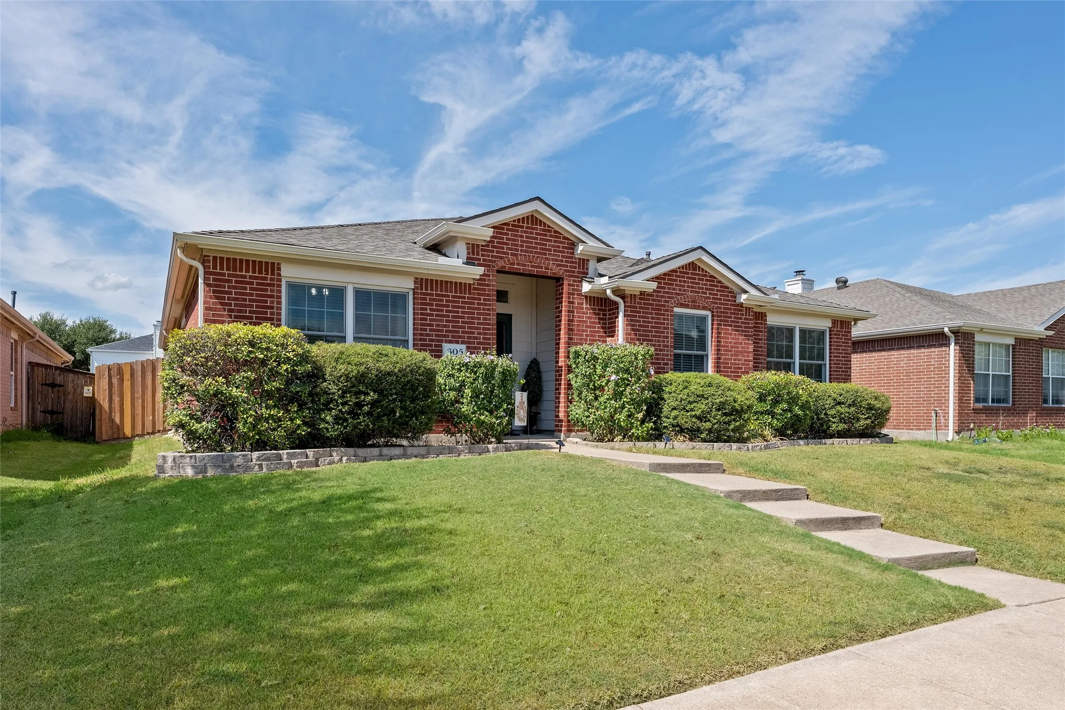 Single Family Residence For Sale in Collin County , 305 Cobblestone Drive, Wylie, Texas 75098, 4 Bedroom, 2 Bathroom, 2 Garage spaces, 2,070 Sqft, built in 2001, mls#21359617, Real Estate Agent in Wylie, Homes For Sale in Collin county, Homes For Sale in Wylie, Realtor in Wylie Texas, Real Estate Brokerage Independent Realty Texas, Luminita Cordes Realtor