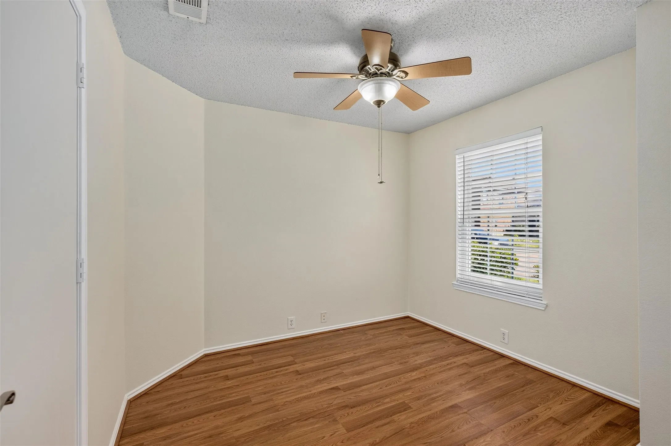 Single Family Residence For Sale in Collin County , 305 Cobblestone Drive, Wylie, Texas 75098, 4 Bedroom, 2 Bathroom, 2 Garage spaces, 2,070 Sqft, built in 2001, mls#21359617, Real Estate Agent in Wylie, Homes For Sale in Collin county, Homes For Sale in Wylie, Realtor in Wylie Texas, Real Estate Brokerage Independent Realty Texas, Luminita Cordes Realtor