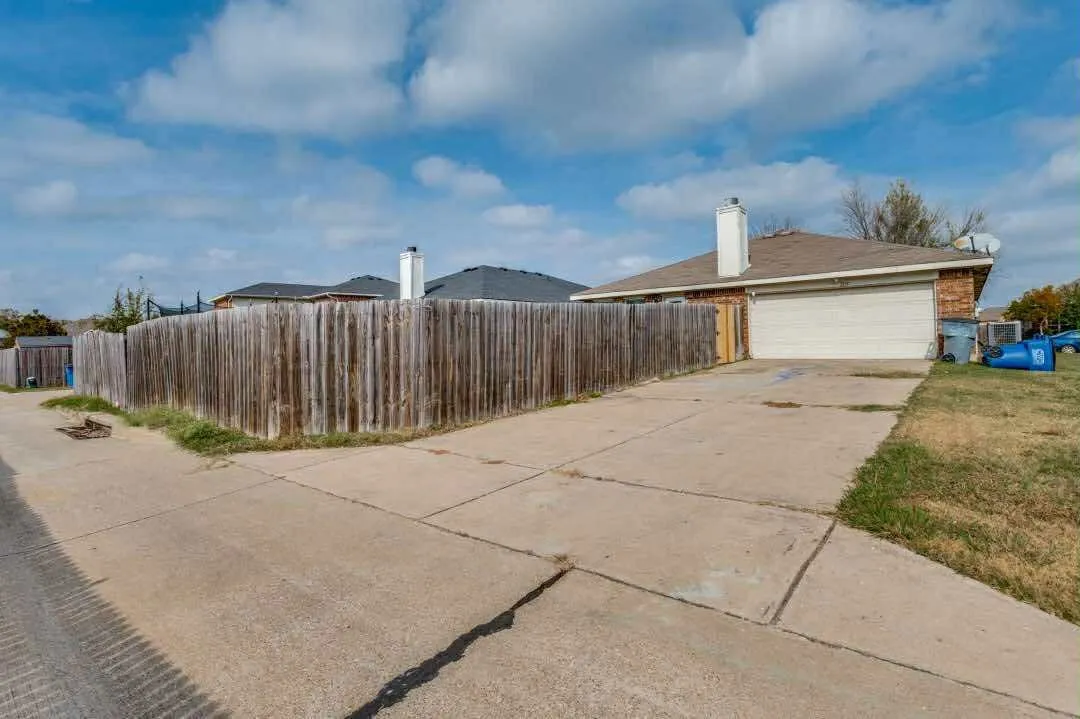 Single Family Residence For Sale in Dallas County , 2118 Augusta Street, Lancaster, Texas 75146, 4 Bedroom, 2 Bathroom, 2 Garage spaces, 1,754 Sqft, built in 2007, mls#21359621, Real Estate Agent in Lancaster, Homes For Sale in Dallas county, Homes For Sale in Lancaster, Realtor in Lancaster Texas, Real Estate Brokerage Independent Realty Texas, Luminita Cordes Realtor