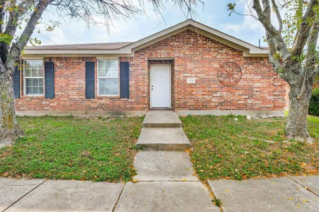 Single Family Residence For Sale in Dallas County , 2118 Augusta Street, Lancaster, Texas 75146, 4 Bedroom, 2 Bathroom, 2 Garage spaces, 1,754 Sqft, built in 2007, mls#21359621, Real Estate Agent in Lancaster, Homes For Sale in Dallas county, Homes For Sale in Lancaster, Realtor in Lancaster Texas, Real Estate Brokerage Independent Realty Texas, Luminita Cordes Realtor