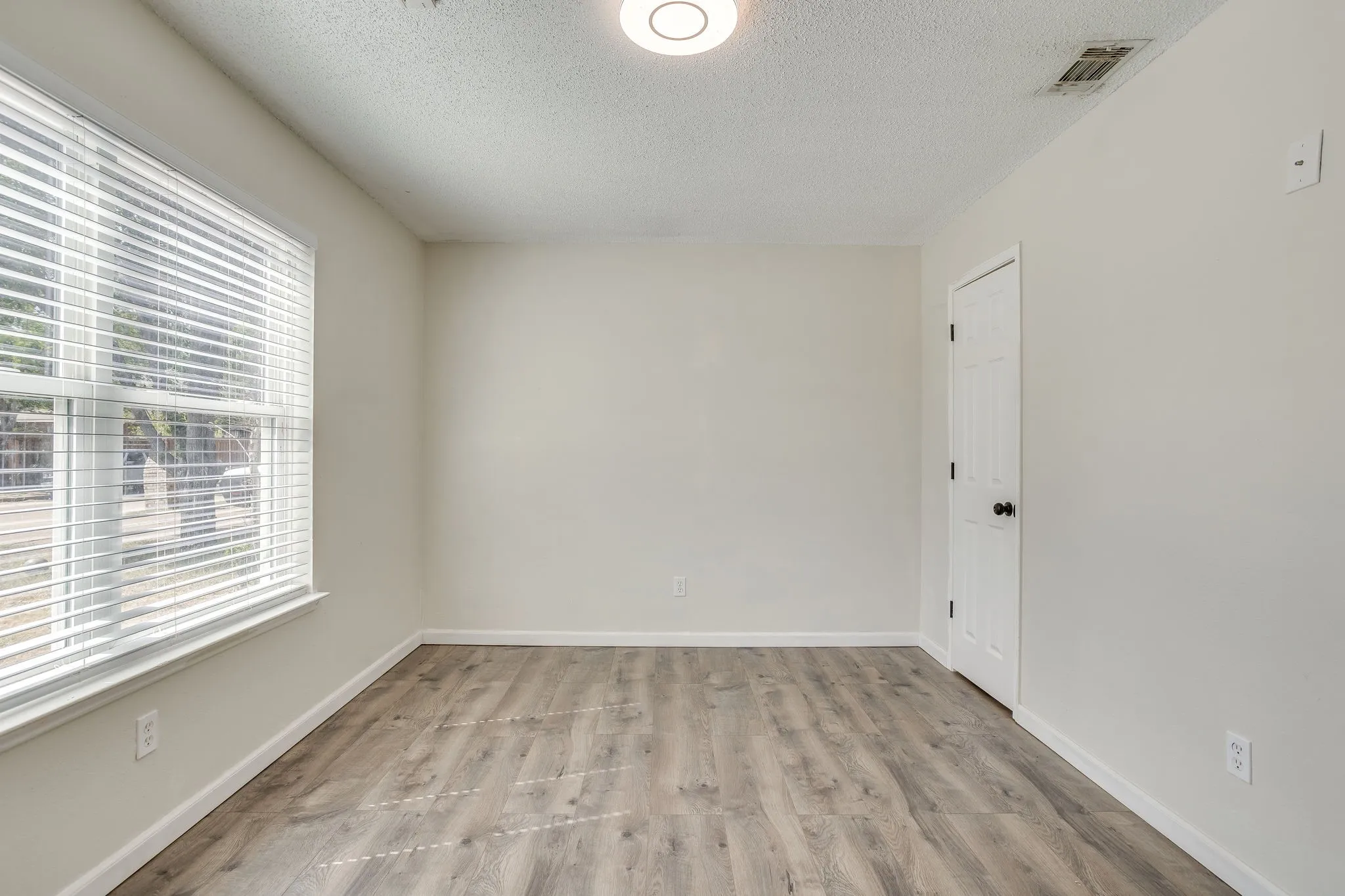 Single Family Residence For Sale in Tarrant County , 6411 Brooklawn Drive, Arlington, Texas 76018, 3 Bedroom, 2 Bathroom, 2 Garage spaces, 1,117 Sqft, built in 1987, Price $350,000, mls#21358590, Real Estate Agent in Arlington, Homes For Sale in Tarrant county, Homes For Sale in Arlington, Realtor in Arlington Texas, Real Estate Brokerage Independent Realty Texas, Luminita Cordes Realtor