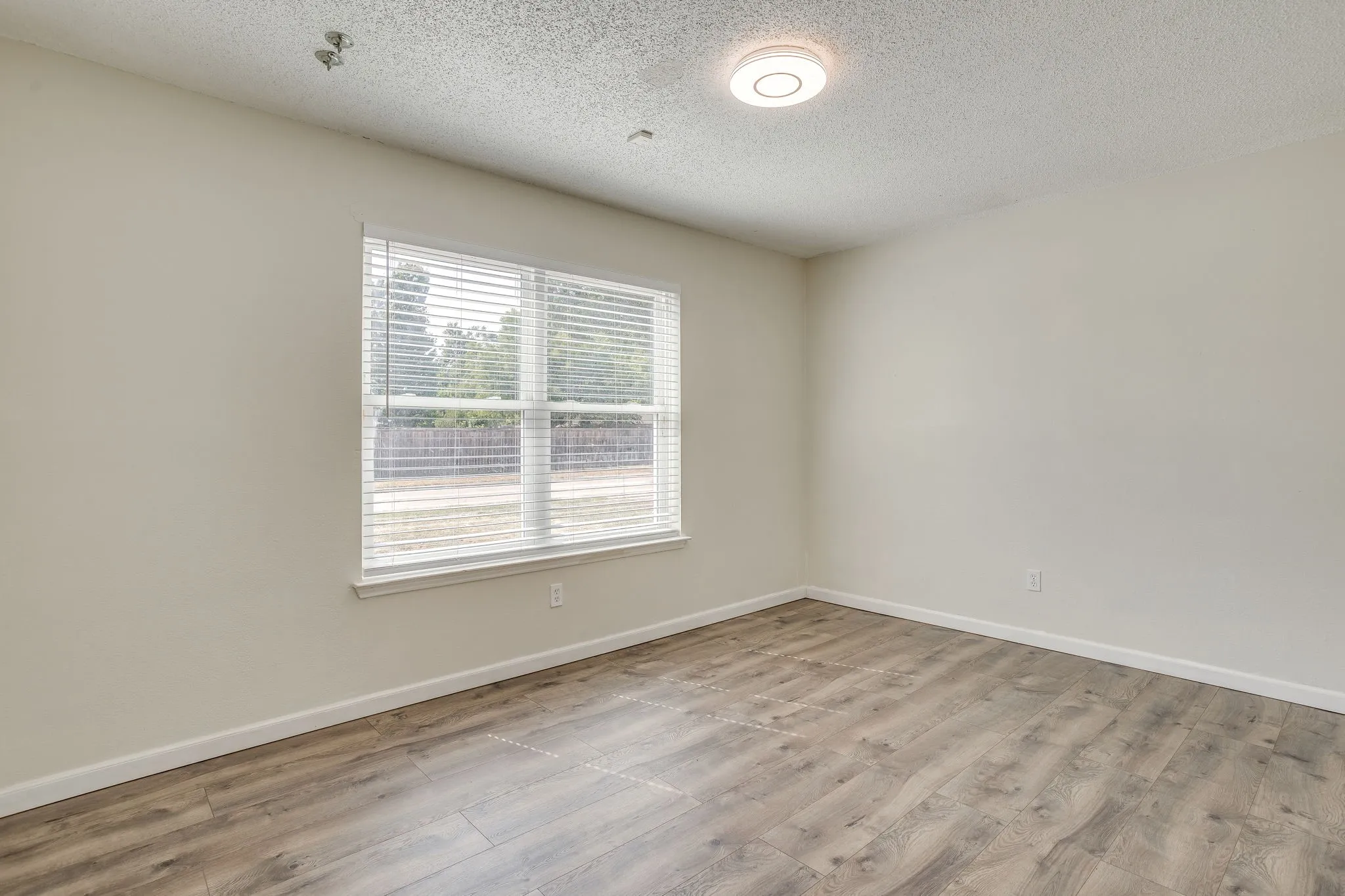 Single Family Residence For Sale in Tarrant County , 6411 Brooklawn Drive, Arlington, Texas 76018, 3 Bedroom, 2 Bathroom, 2 Garage spaces, 1,117 Sqft, built in 1987, Price $350,000, mls#21358590, Real Estate Agent in Arlington, Homes For Sale in Tarrant county, Homes For Sale in Arlington, Realtor in Arlington Texas, Real Estate Brokerage Independent Realty Texas, Luminita Cordes Realtor
