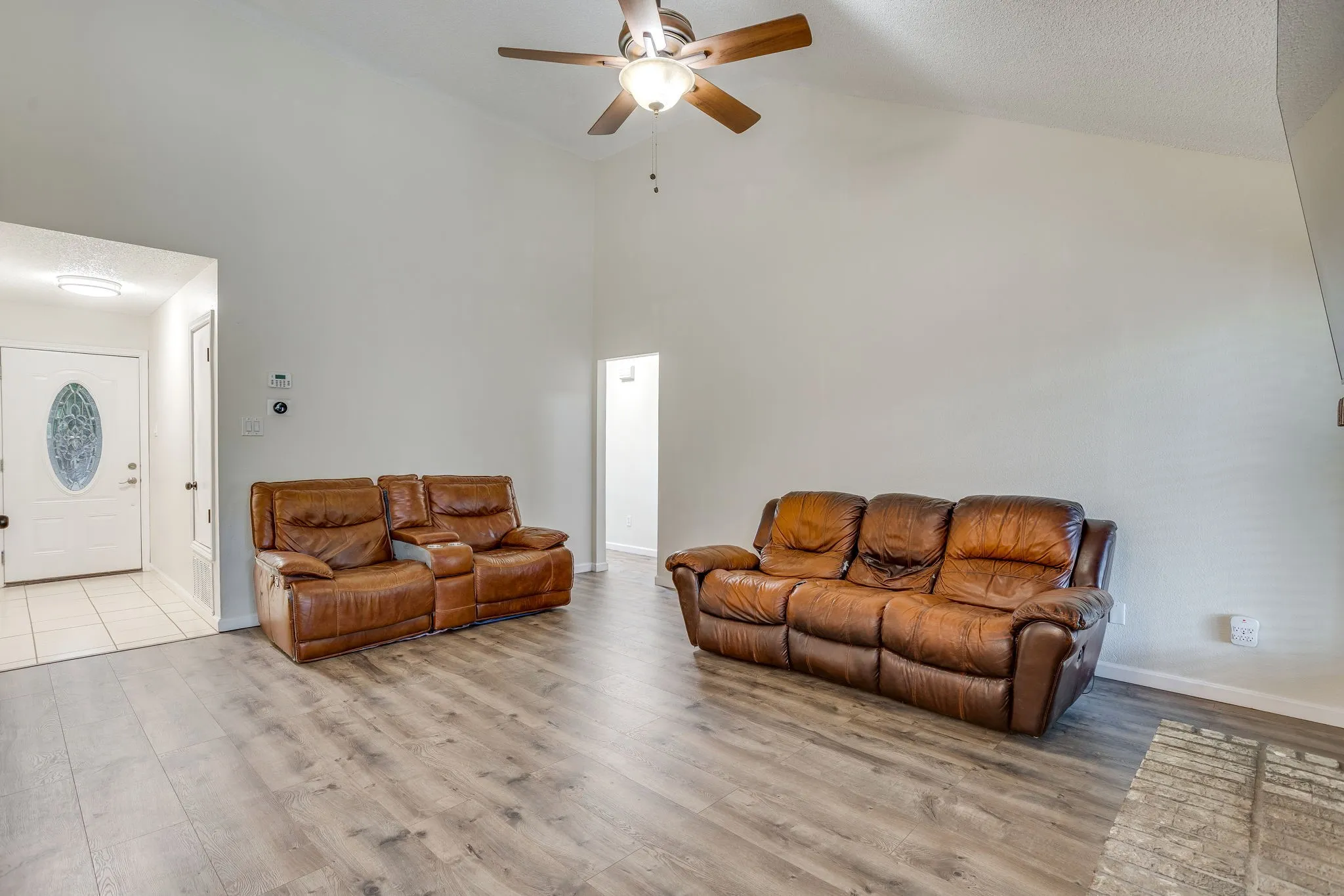 Single Family Residence For Sale in Tarrant County , 6411 Brooklawn Drive, Arlington, Texas 76018, 3 Bedroom, 2 Bathroom, 2 Garage spaces, 1,117 Sqft, built in 1987, Price $350,000, mls#21358590, Real Estate Agent in Arlington, Homes For Sale in Tarrant county, Homes For Sale in Arlington, Realtor in Arlington Texas, Real Estate Brokerage Independent Realty Texas, Luminita Cordes Realtor